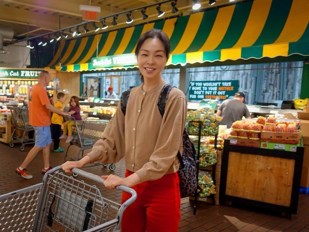 川原亜矢子さんのインスタグラム写真 - (川原亜矢子Instagram)「大好きなスーパーマーケットへ✨ #stewleonards #newyork #supermarket #ロブスターサンド #オーガニック」5月27日 19時44分 - ayakokawahara