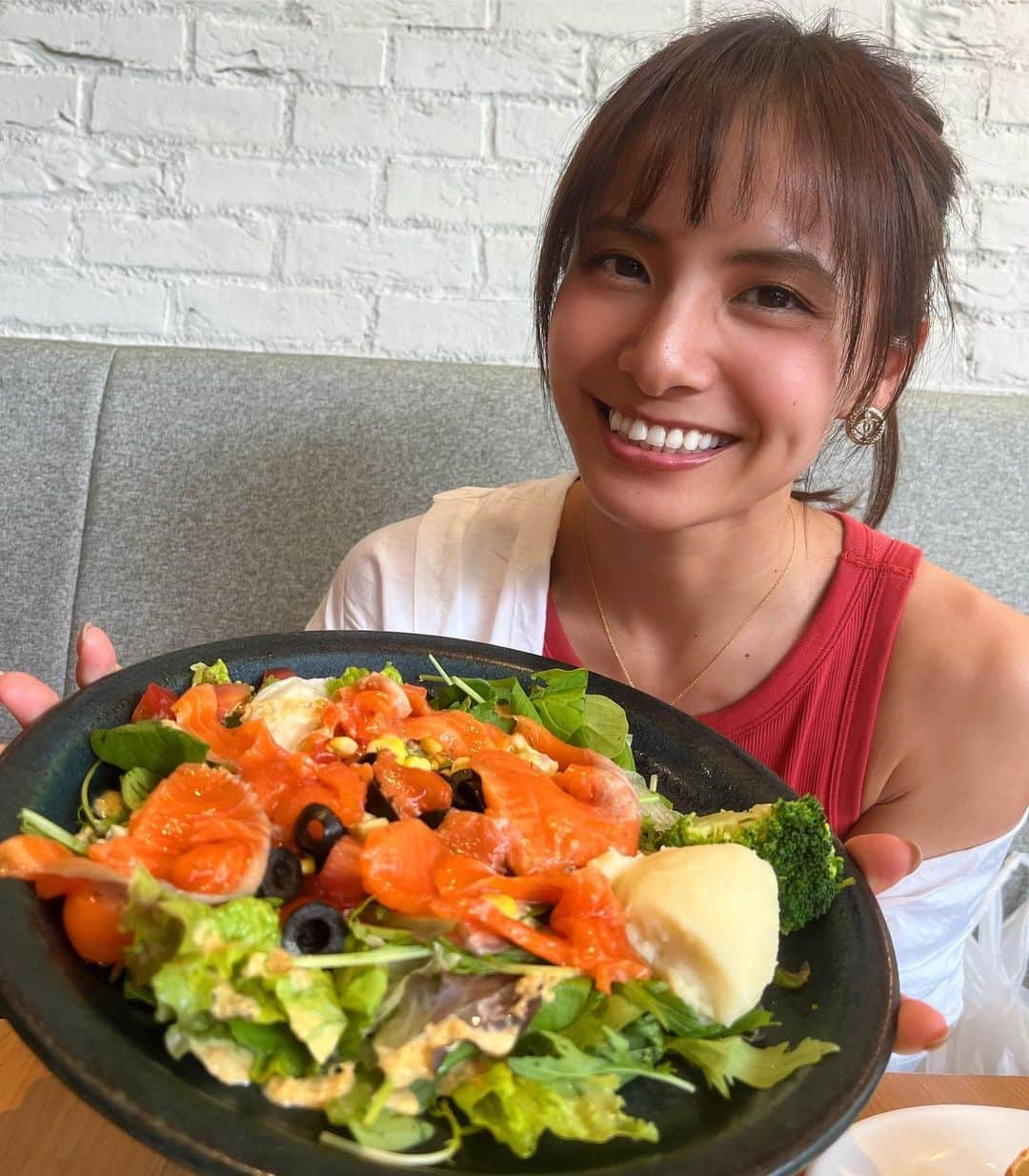 佐野千晃のインスタグラム：「今日はめちゃくちゃ良い天気だったから🌞  お外でおしゃれランチ🍴(テラス席は埋まってた)  サーモンがたくさん乗ってるボリューミーなサラダ美味しかった〜🥗  パン食べ放題だからたくさん食べたかったんだけど、ギリギリ2個食べれたぐらい悔しい(食べ放題とは)  サブ3狙ってた時よりも走らなくなって(怪我や気持ち等)  超少食になっちゃって普通の1人前を1/3は残しちゃうぐらいしか食べれなかったけど  最近は食欲がしっかり復活してきて普通の女性ぐらいは食べれるようになった🤤  しっかり食べてしっかり運動して最高の身体で最幸の時を刻みたい！！  #yummy #Delicious #good #love #in #moana #instagram #instagohan #instafood #サーモンサラダ #美味しい #野菜 #大好き #これに #アボカド #入ってたら #もっと #幸せ #w」