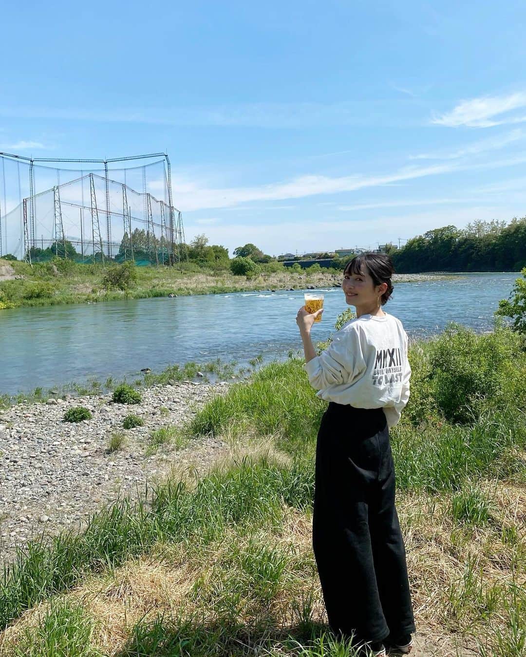 のインスタグラム：「✳︎  お天気が良かったので河川敷へおでかけ🚙  心地よい風の音や川の音、虫や鳥たちによる癒しの自然音とギリギリまで冷やしておいたオールフリーで 最高のリフレッシュ🌿  車移動や子どもを見ていなくちゃいけない時も  オールフリーがあるだけで嬉しい息抜き😄  カロリーや糖質もゼロだから  気にせず気軽に飲めるところもいいのよね♡  外で食べるご飯もけっこうハマってる😄  イカとブロッコリーの塩ダレ炒め、  焼きおにぎり、炭火で焼いたハンバーグがとくに絶品でした😋 だんだん暑くなってきてるし  暑さ対策もしないとな〜🌺  ・  ・  ・  ※オールフリーアンバサダーとして活動しています！ 🤍💛   #昼オールフリー部 #ノンアル曜日  #ALLFREE #ノンアル #ノンアルコールビール #糖質ゼロ #アルコールゼロ #カロリーゼロ #昼飲み #おでかけ」