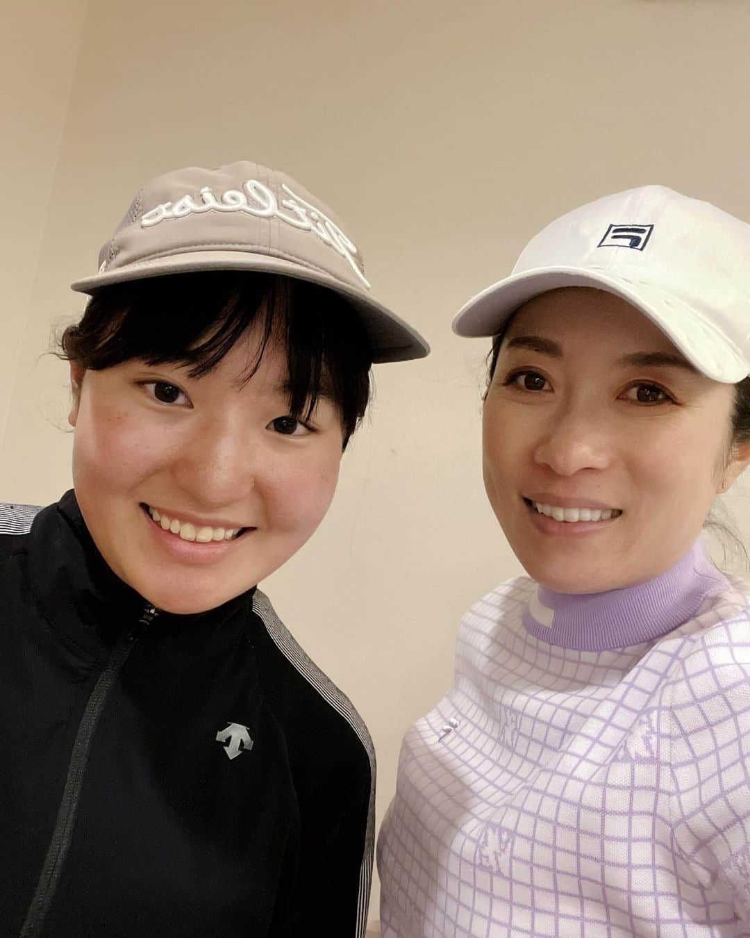 佐藤のぞみのインスタグラム：「仙台のジュニアゴルファーの寺本朱利ちゃん😊 @akr.golf  初めて一緒にまわったのは小学生の時⛳️✨ ラウンドする度に成長してる姿を見せてくれて嬉しいです❣️今年もたくさんの試合に挑戦して頑張ってます🏌️‍♀️ 9月にフランスで行われるエビアンチャンピョンシップジュニアカップにも日本代表で出場するとのこと✨ もうのびのびとなんでも吸収してきてほしいです😆⛳️ 皆さん応援よろしくお願いします🙌  #ゴルフ#golf#宮城#仙台#ジュニアゴルファー#fight#😆#⛳️#🙌」