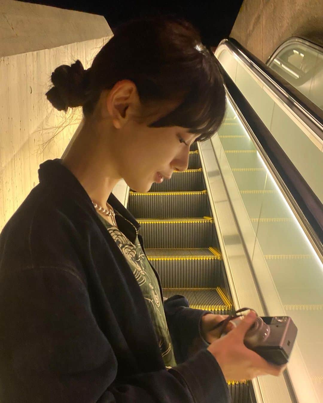 のインスタグラム：「There are three cats in this post.  チビ助は日舞を改めて始めた 庭の新緑を楽しむときもある 福島で祖父の兄(93)にも再会 バスクチーズケーキ作ったけど正解を知らなかった もみが甘えてきて動揺 最高鮨 一人で島など  海に足を入れる瞬間にただいま！と口走りました。こわびっくり。  グローリーのパクヨンジンみたいな役をやりたい。 悪。Villain！」