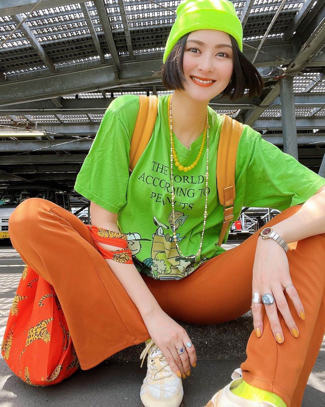のインスタグラム：「スヌーピーTシャツかわいい🐕🌳 オレンジ＆豹のエコバッグもかわいい🐆🍊  knitcap #フリマ  watch #cartier #vintage  top #古着 #kpark  pants #アールイードット  sneaker #NIKE   #古着コーデ #古着好き #古着女子 #古着ファッション #カラーコーデ #カラフルコーデ #派手服 #派手好き #fashiongram #fashionlover #colorfullife #ミカコのフク」