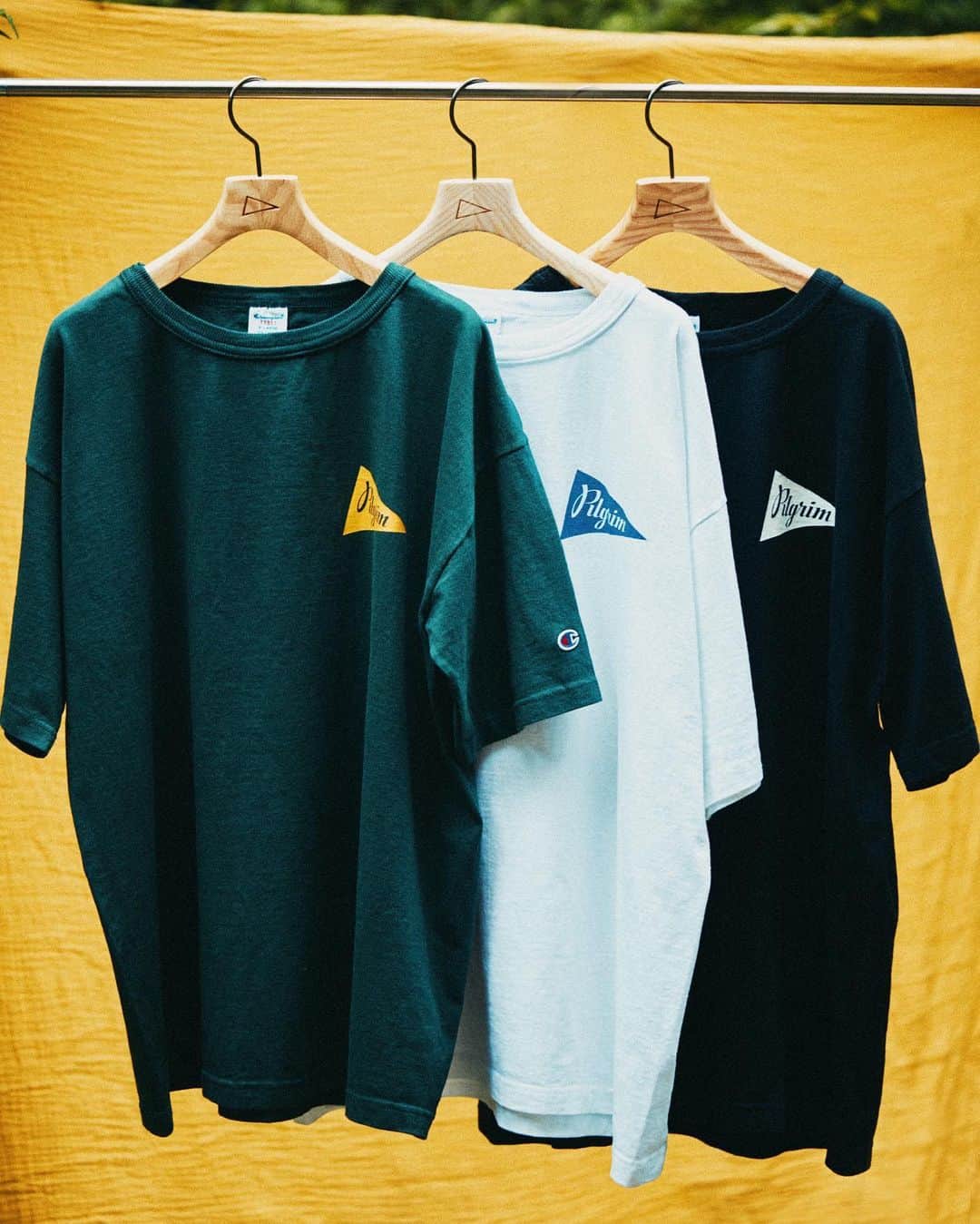 のインスタグラム：「… Champion × Pilgrim Surf+Supply 『Team T』  @champion @pilgrimsurfsupply  毎シーズン好評を博す〈Champion（チャンピオン）〉とのコラボレーション。 23SSシーズンの締めとなる〈Champion for Pilgrim Surf+Supply〉のリリースは、生地から縫製までを"MADE IN USA"にこだわったスペシャルなTシャツ。  〈Pilgrim Surf+Supply〉では定番の『Team T』デザインを落とし込み、左胸にはペナントフラッグプリントを施しました。 幅広いコーディネートにマッチしやすいデザインは、年齢や性別を問わず楽しんでいただけること間違いなし。 長い歴史を持つ〈Champion〉のプロダクトの中でも特に象徴的なヘビーウェイトTシャツの代名詞である『T1011』をボディに採用。タフでドライな着心地が魅力の"COTTON USA"を使用した古き良きアメリカの雰囲気を感じられる逸品です。  肉厚ながらさっぱりとした着心地と〈Pilgrim Surf+Supply〉らしい本アイテムを、今シーズンもお楽しみください。  詳細はこちらから！ https://bit.ly/3MzTq0x 🔗→@beams_official ストーリーズハイライト”Pick up Items”より  #champion #pilgrimsurfsupply #beams #チャンピオン #ピルグリム #ビームス」
