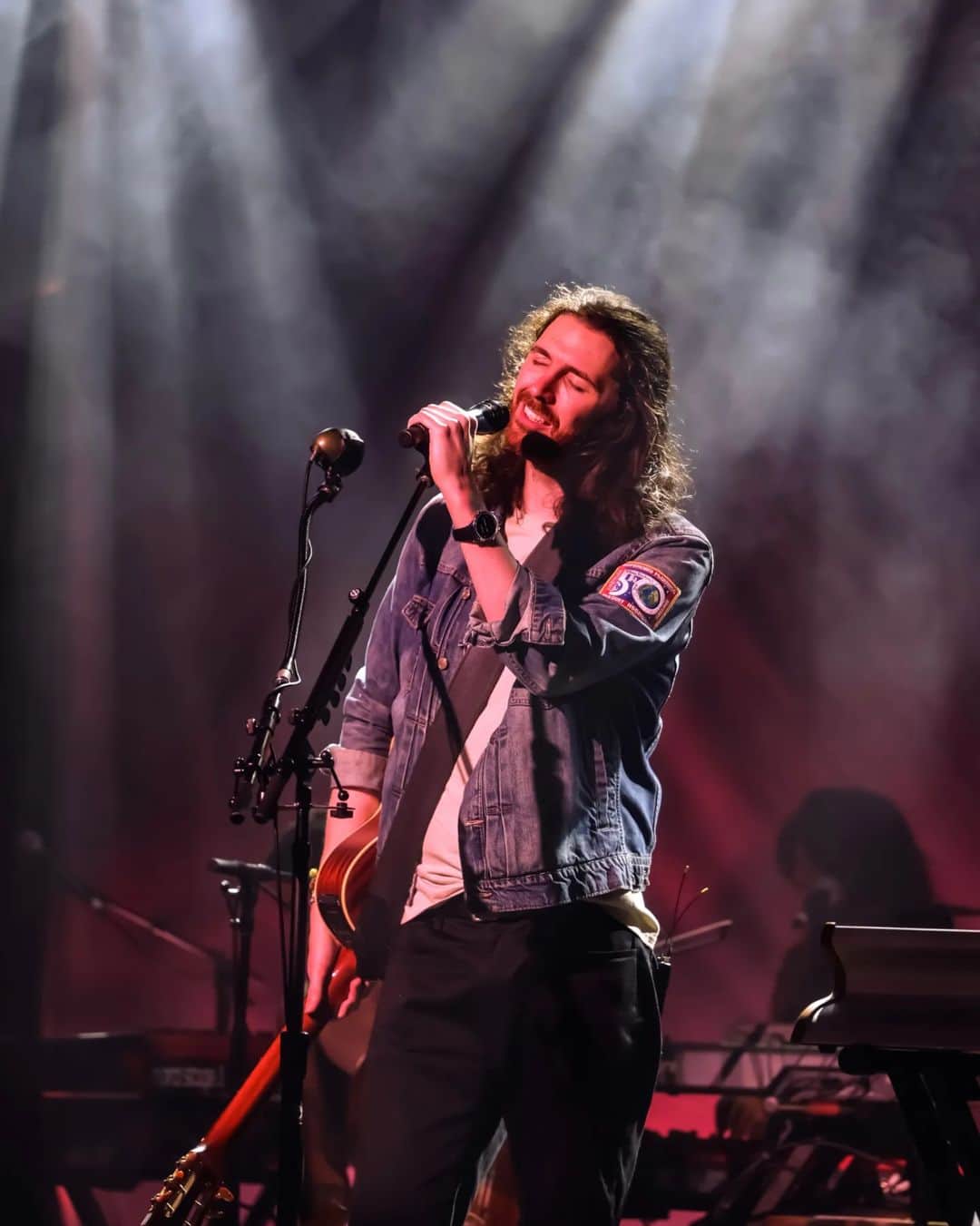 ホージアのインスタグラム：「The @BoweryBallroom has held a special place in my heart for years, I’ve wanted to go back there to play a show for a long time. Thank you to everyone who was part of it, it was so good to be back in New York.   📸 @heyitsambika」