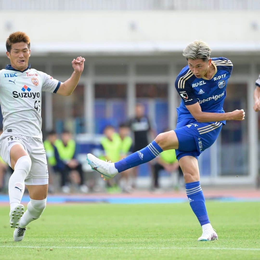 FC町田ゼルビアさんのインスタグラム写真 - (FC町田ゼルビアInstagram)「・ #0521清水 戦  ✔Pick Up Player vol.3  いつもチームをそばで見ている広報部メンバーが毎試合、印象に残った選手をPick Upするこの企画！  今回の Pick Up Player は  ✨ #藤尾翔太 選手 ✨  劇的なゴールで勝利した清水戦。 全員が喜びを爆発させる中、1人悔しい表情を浮かべる選手がいた。  この試合、藤尾選手はいつも以上にゴールに貪欲なプレーを魅せ、会場を何度も沸かせた。 後半45分 右サイドを抜け出した #平河悠 選手のクロスにうまく左足で合わせるもポスト直撃。 惜しくもゴールを決めることはできなかった。  今週のTRでは、とにかくゴールにこだわる姿勢をみせた。 藤尾選手がゼルビア初ゴールを決める日もそう遠くはないだろう。  【おまけ】 清水戦の前日に髪色を変えた藤尾選手だが、自分が想像していたよりも白くなってしまい少し焦ったそう（笑）  @fujio_shota  #FC町田ゼルビア #zelvia #Jリーグ #サッカー #町田」5月27日 19時55分 - fcmachidazelvia