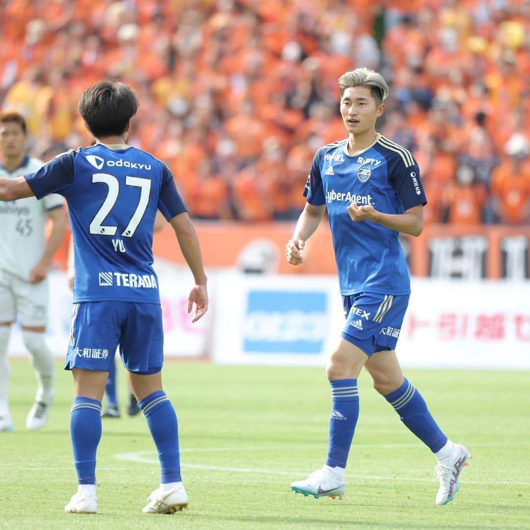 FC町田ゼルビアさんのインスタグラム写真 - (FC町田ゼルビアInstagram)「・ #0521清水 戦  ✔Pick Up Player vol.3  いつもチームをそばで見ている広報部メンバーが毎試合、印象に残った選手をPick Upするこの企画！  今回の Pick Up Player は  ✨ #藤尾翔太 選手 ✨  劇的なゴールで勝利した清水戦。 全員が喜びを爆発させる中、1人悔しい表情を浮かべる選手がいた。  この試合、藤尾選手はいつも以上にゴールに貪欲なプレーを魅せ、会場を何度も沸かせた。 後半45分 右サイドを抜け出した #平河悠 選手のクロスにうまく左足で合わせるもポスト直撃。 惜しくもゴールを決めることはできなかった。  今週のTRでは、とにかくゴールにこだわる姿勢をみせた。 藤尾選手がゼルビア初ゴールを決める日もそう遠くはないだろう。  【おまけ】 清水戦の前日に髪色を変えた藤尾選手だが、自分が想像していたよりも白くなってしまい少し焦ったそう（笑）  @fujio_shota  #FC町田ゼルビア #zelvia #Jリーグ #サッカー #町田」5月27日 19時55分 - fcmachidazelvia
