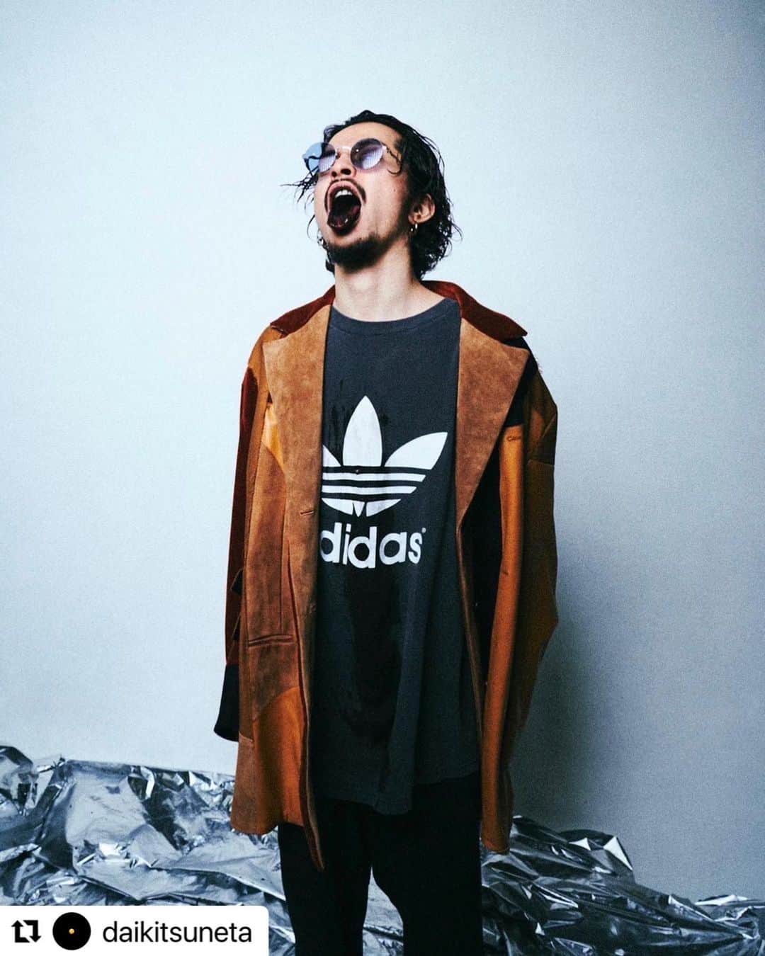 MYKITA SHOP TOKYOのインスタグラム：「King Gnuやmillennium paradeのフロントマンとして活躍しているミュージシャンの常田大希さん( @daikitsuneta )が着用くださっているのはMYKITAforDAIKITSUNETA KAYO MatteSilver Cerulean Blue Solid color lensです。いつもご愛用いただきありがとうございます。  #mykita  #mykitafordaikitsuneta  #daikitsuneta」