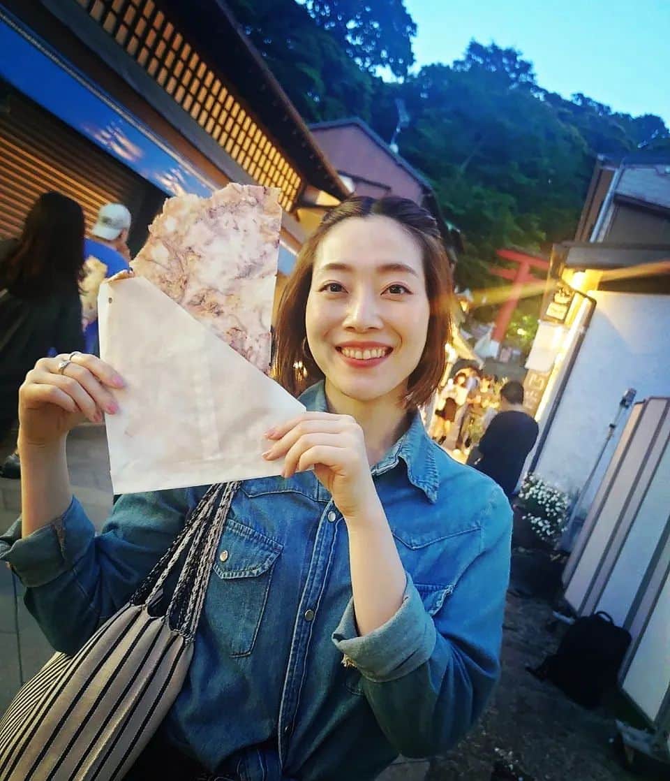 のインスタグラム：「大きなたこせんを食べたよ。⁡ ⁡⁡ ⁡私、実はエビ・カニのアレルギーでかきとかウニとかあんまり好きじゃないから海系は苦手。⁡⁡ ⁡ ⁡おまけに泳ぎは5mしか泳げない(蹴伸びしてから息が無くなるまで)から水系苦手。⁡笑 ⁡⁡ ⁡でもタコは好き。⁡ ⁡こんな大きなたこせんテンション上がっちゃう🥺⁡ ⁡⁡ ⁡美味しくいただきました😋⁡ ⁡⁡ ⁡#たこせんべい⁡ ⁡#タコ」