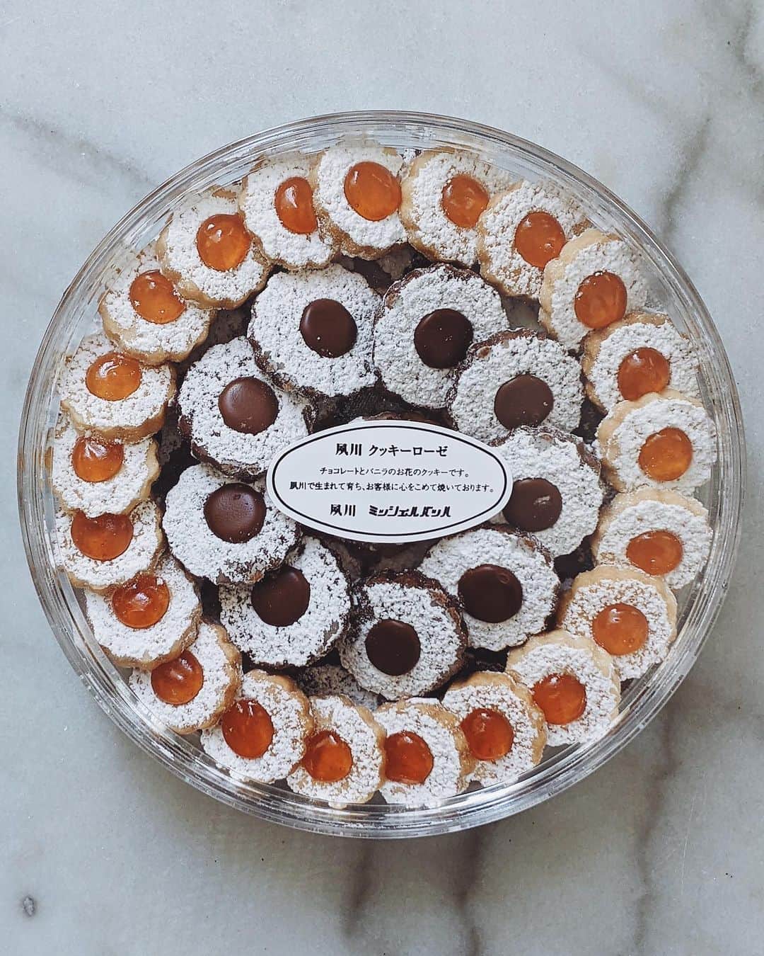 川村桃子さんのインスタグラム写真 - (川村桃子Instagram)「⠀ 5.6年振りに食べたクッキーローゼ。 前は断然アプリコットジャムのバニラ派だったけど… 今回食べたらチョコ派になったかも⁈ それを確認しながら交互に食べてたら、 いつの間にか無くなってた…  アプリコットジャムの固さは相変わらず好きだけど♡  #ミッシェルバッハ #クッキーローゼ #cookies #夙川 #歯につくけど好き #お土産」5月27日 19時56分 - momo_k1014