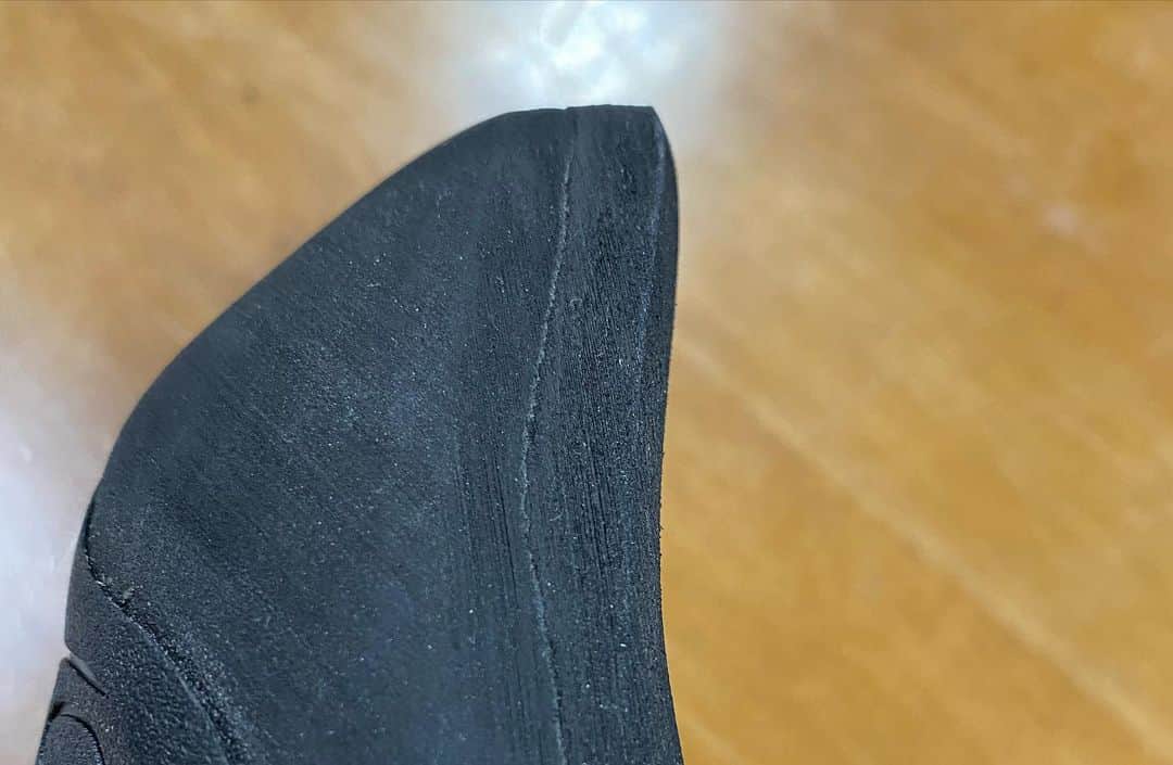 小山田大さんのインスタグラム写真 - (小山田大Instagram)「イボルブがついにここまで進化した「シャーマンプロ」のレビューです。 紆余曲折ありましたが、やっとこの形になってきたというか自分の理想の靴が出来上がってきたなという感想です。 足入れ感、ラストの形状、ヒールから爪先に掛けてのダウントゥ感、どれもバランス良く完成されています。 イボルブのシューズは爪先の感じは良いのですが、全体のバランスで考えると爪先の強さにボディが負けるというか、そんな感じがあったのですが、シャーマンプロはその辺りを改善しました。 爪先の先端まで入力出来るダウントゥ感はそのままにボディの構成を根本から変え、全体のバランスが高次元で取れたという感じです。  イボルブの靴は途中迷走気味になった感を感じ心配になっていたのですが、シャーマンプロの登場により軌道が修正され、良い方向に向かっている事を今は感じています。  一般的にクライミングにおいてシューズの役割はどのギアよりも大きなものだと思います。 それだけに私は一メーカーに属する立場ながらあまり忖度せずに発言してきたつもりです。  今回のシャーマンプロ、自信を持ってみなさんにお薦めします。 是非履いてみてください！」5月27日 19時58分 - dai_koyamada