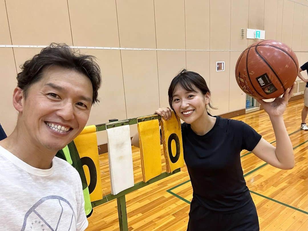 のインスタグラム：「バスケバスケ〜🏀  先日、社内のバスケイベントに参加しました〜！！  軽快に入り回る先輩方（山中さん含む）にくらべ、1分ですぐ疲れる山崎💪  山中さんに 「動画撮っとくから点決めてね〜！」といわれ 皆さんの優しさでフリーだったので打ったらスリーポイントシュート決まりました🏀✨！🙌 チーム関係なく褒めてくれて素敵な会社！！！  楽しかった代わりに筋肉痛です！  #バスケ」