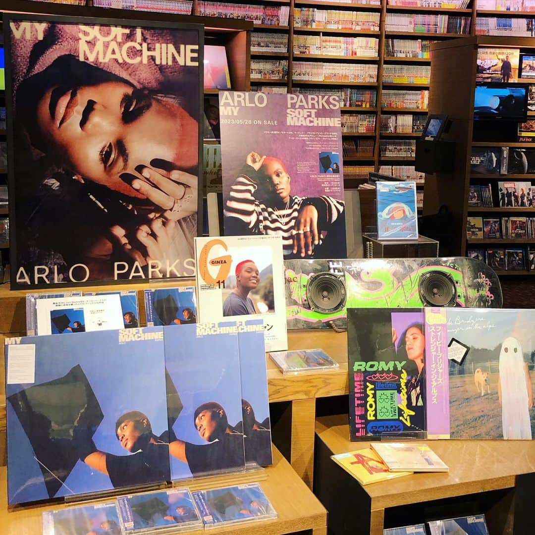 代官山 蔦屋書店　DAIKANYAMA T-SITEさんのインスタグラム写真 - (代官山 蔦屋書店　DAIKANYAMA T-SITEInstagram)「【新作アルバムのご紹介】  Arlo Parks『 My  Soft  Machine』  大絶賛のデビュー・アルバムから約2年。音楽ファンはもちろん、ビリー・アイリッシュからミシェル・オバマまで支持さるるアーティスト、アーロ・パークスの最新作が発売されました。 タイトル『 My Soft  Machine』は、マーティン・スコセッシが製作指揮を務めたスタジオ A24製作の映画『The Souvenir』の台詞から引用されています。 前作とは対照的に、彼女の経験と成長を綴った、とてもパーソナルな作品になり、 「心から尊敬しているアーティスト」フィービー・ブリジャーズがゲスト参加しています。  コーナーでは、彼女の好きなスタイルのひとつ「スケートボード」スピーカーや関連アーティストのアルバムを展開しています。  この週末はアーロ・パークスの最新作をぜひ聴いてみてください。  #arloparks #daikanyamatsutaya #代官山蔦屋音楽 #vinyl #レコード」5月27日 20時03分 - daikanyama.tsutaya