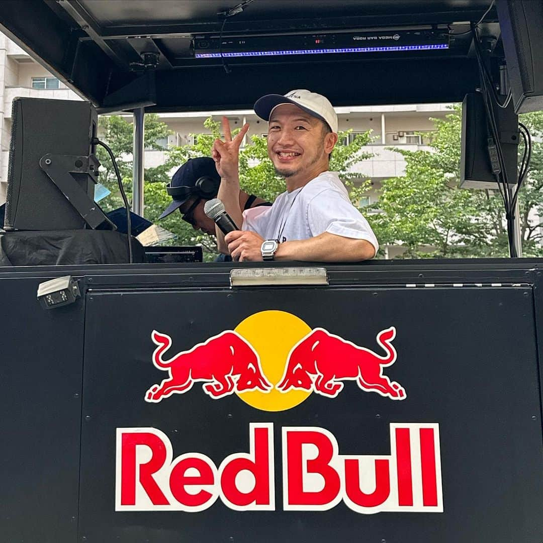 Rioさんのインスタグラム写真 - (RioInstagram)「Red Bull DANCE YOUR STYLE @redbulldance @redbulljapan @hiroalma  ありがとうございました❤️‍🔥☁️🌴 ⁡ ダンスやってる やってない関係無く、みんなで音楽を楽しんで、天気も良くて、いい時間が流れてた〜🌀 いつも踊らない曲でたくさん踊って良き刺激！シャカリキに踊って、キッズ時代を思い出しました👶🏻💛笑 ⁡ 出場していたすべてのダンサーにビックリスペクトを贈りたいです🕊 @suvsan さんとはdopeな空間でも今日みたいなhappyな空間でも、いつ会っても最高です❤️📣 ⁡ また頑張ろっと！ #redbull #redbulldance #redbulldanceyourstyle #danceyourstyle #rioflke0107 #SupportedbyFILA #CATERPY #lafayette #pwned #04」5月27日 20時06分 - rioflake0107