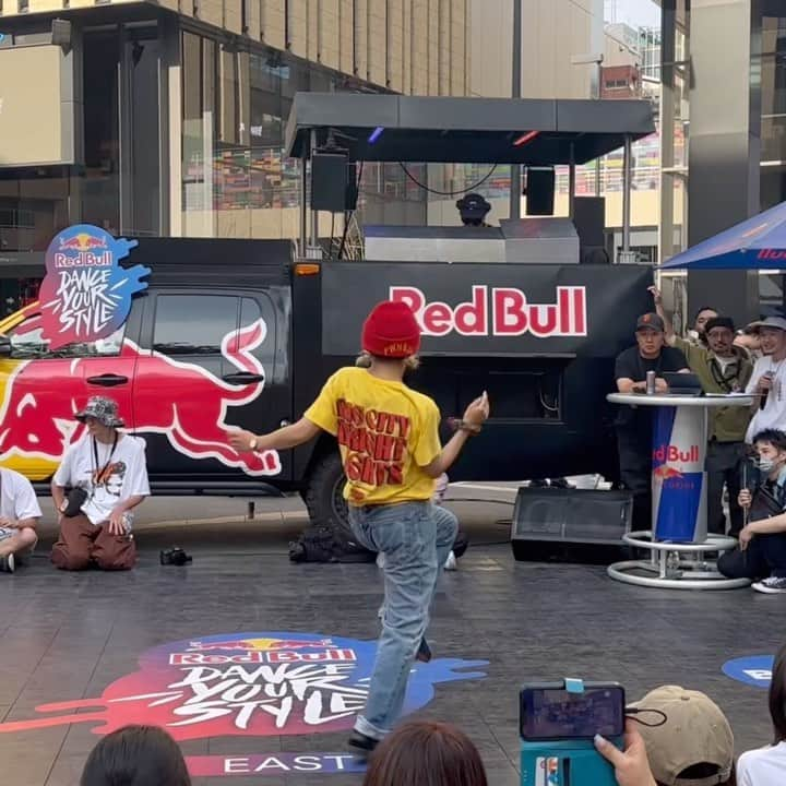 Rioのインスタグラム：「Red Bull DANCE YOUR STYLE @redbulldance @redbulljapan @hiroalma  ありがとうございました❤️‍🔥☁️🌴 ⁡ ダンスやってる やってない関係無く、みんなで音楽を楽しんで、天気も良くて、いい時間が流れてた〜🌀 いつも踊らない曲でたくさん踊って良き刺激！シャカリキに踊って、キッズ時代を思い出しました👶🏻💛笑 ⁡ 出場していたすべてのダンサーにビックリスペクトを贈りたいです🕊 @suvsan さんとはdopeな空間でも今日みたいなhappyな空間でも、いつ会っても最高です❤️📣 ⁡ また頑張ろっと！ #redbull #redbulldance #redbulldanceyourstyle #danceyourstyle #rioflke0107 #SupportedbyFILA #CATERPY #lafayette #pwned #04」