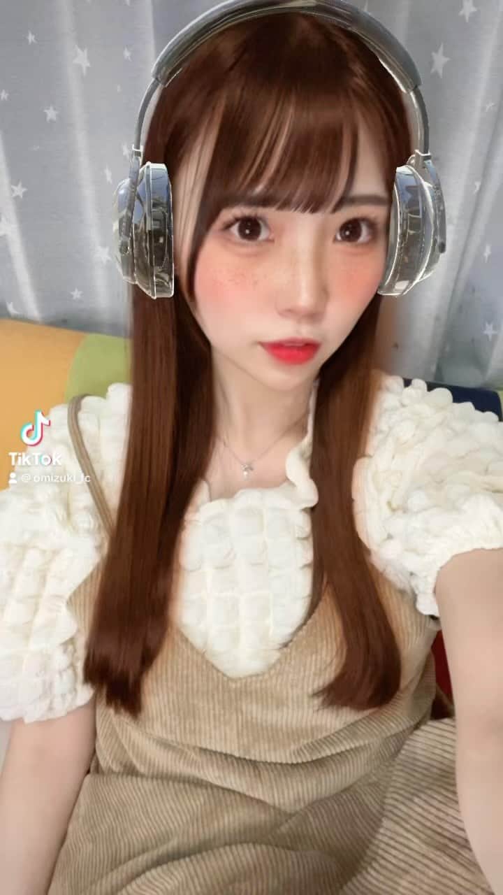 尾上美月のインスタグラム：「この前ストーリーでアンケートしたら8割が黒髪派だったんだけど、茶髪もいいんじゃない、、！？🥺  #ootd #fyp #fashion #hair #hairstyle #ootdfashion #オレンジカラー #ハイトーンカラー #夏カラー #カラー #grl #gu #おすすめ #骨格ストレート #code #コーデ」