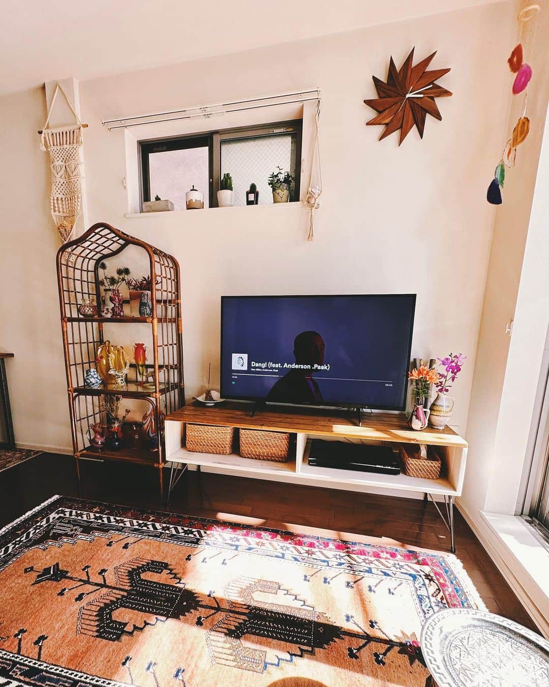 安田レイさんのインスタグラム写真 - (安田レイInstagram)「トキメキをくれるものたち。  この季節の光り方すき。  キラッ  #myroom #お花のある暮らし #ヴィンテージ家具のある暮らし　 #ヴィンテージラグのある暮らし」5月27日 20時16分 - yasudarei