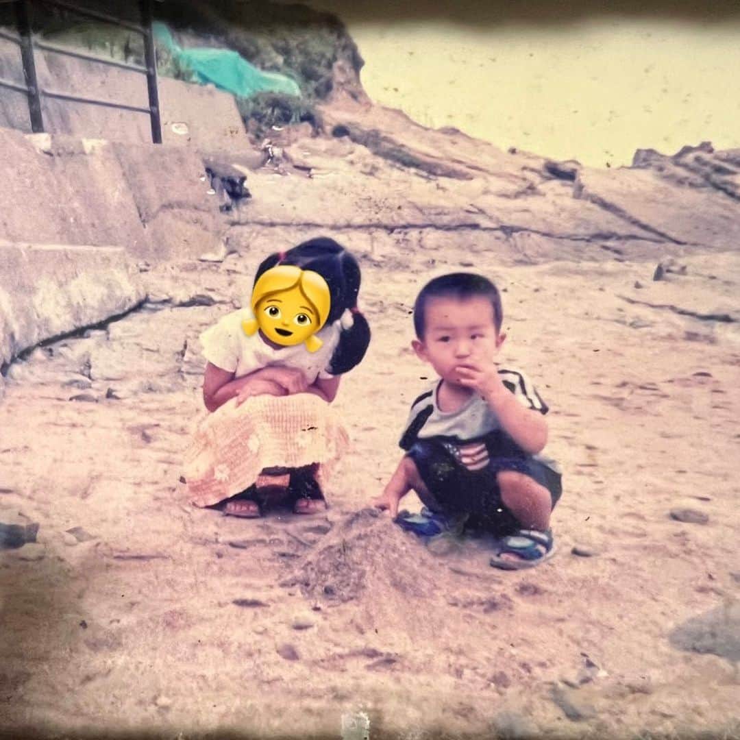 のインスタグラム：「貴重な2歳のわたくし 隣は姉ちゃん この年からJKに絡みにいってたほど ヤンチャな子供だったらしい（え」