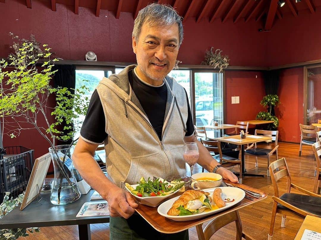 渡辺謙のインスタグラム：「. K-portにて 初夏の朝食会を開催。 爽やかな海風を感じながら楽しい会になりました。  ＬＡ・ＥＰＩさんのクロワッサンでエッグベネディクトをメインに 信州産のブルーベリー、アスパラ、野菜達は本当に美味しい！ いつもの横須賀松坂屋さんのパンチあるウインナーも大好評。  K-port貯金箱にも沢山の寄付を頂き、 もう直ぐカタチにしていけそうです。 また報告しますね。 　　 人数に限りがあって中々沢山の方に召し上がって頂けないのが残念。  また次回お楽しみに👍 謙  -  At K-Port  We had an early summer breakfast party. It was a delightful gathering where we could feel the refreshing sea breeze.  For the main dish, we made eggs Benedict using croissants from LA-EPI  The locally sourced blueberries, asparagus, and vegetables from Shinshu were delicious. And the tasty sausages from our regular Matsuzaka-ya in Yokozuka were also popular as usual.  We received numerous donations in the K-Port savings box, and it seems like we’ll be able to do something soon! Hope to report to you about that soon.  It’s unfortunate that we only have a limited number of seats, and we can’t accommodate more people.  Please look forward to the next time.  Ken   @kport1125 #朝食会 #気仙沼 #渡辺謙 #kenwatanabe」