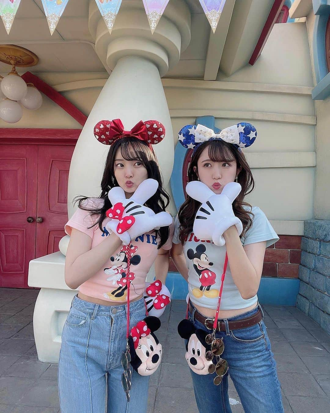 水澤彩佳のインスタグラム：「⁡ ⁡ かなちゃんとミキミニTシャツ🏰🐭゛ ⁡ @moussy_dscm  ⁡ 星とハートのカチュ合わせは かなちゃん提案でした、、👖❣️天才！ めちゃくちゃかわいいコーデだったなあ♥ ⁡ ⁡ ⁡ ⁡ ちなみに私のコーデアイテム 👖 @herlipto  👟 @niketokyo   ハリプのバレンシア形綺麗でお気に入りだし、 NIKEのココサンダルも去年から愛用中！ ⁡ ⁡ ⁡ ⁡ ⁡  #東京ディズニーランド  #tokyodisneyland  #tokyodisneyresort  #ディズニーコーデ  #ディズニーランド  #ディズニーフード  #ディズニーフォトスポット  #ディズニーカチューシャ #ディズニー40周年  #ディズニー40周年グッズ  #ミッキーコーデ #Tシャツコーデ #ハーリップトゥー #ハリプ #ディズニーおそろコーデ  #シミラールックディズニー  #シミラールック  #かなずん  #moussy #マウジー」