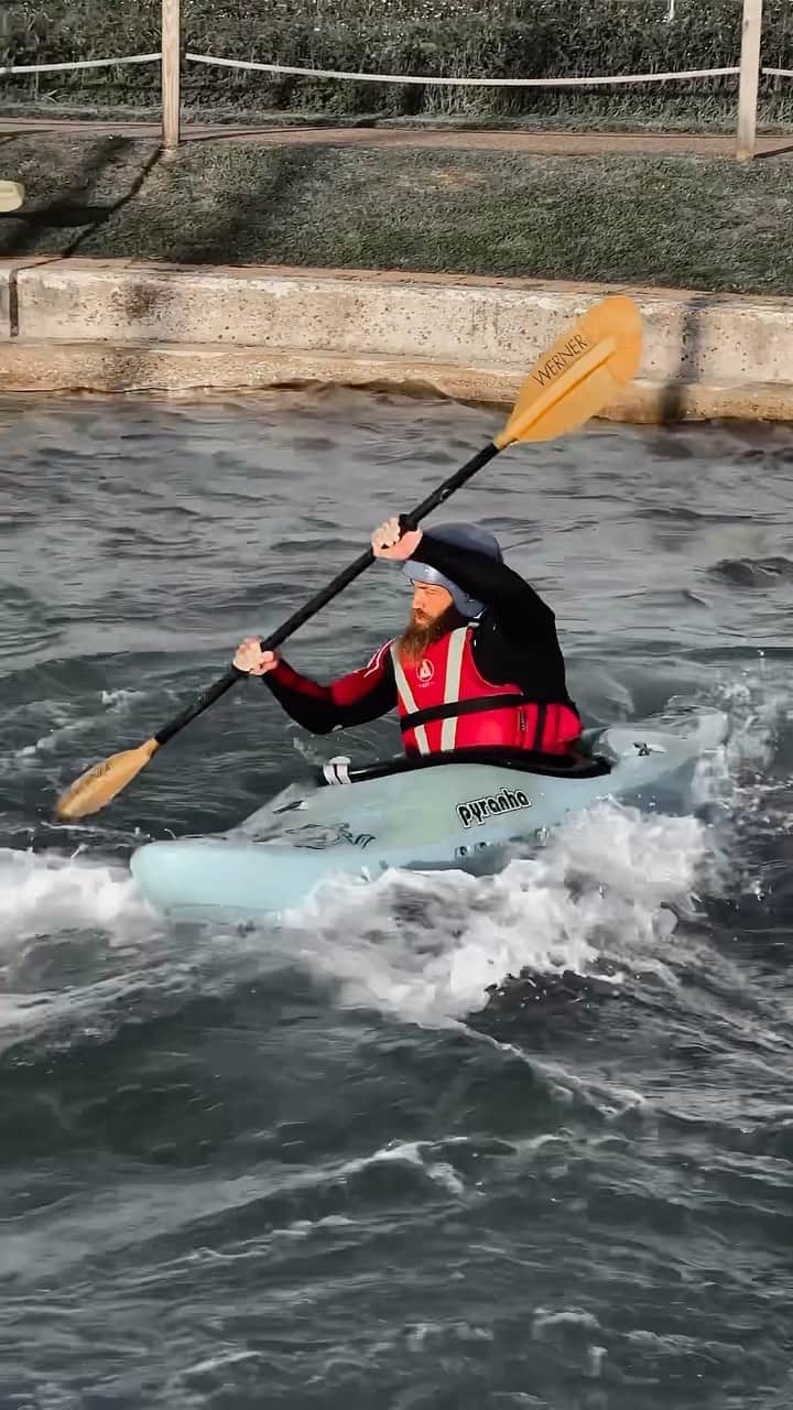 アシュリー・ケインのインスタグラム：「My Friday 🤙🏾 ‘𝙄 𝙙𝙤𝙣’𝙩 𝙣𝙚𝙚𝙙 𝙜𝙧𝙖𝙫𝙞𝙩𝙮, 𝙄 𝙟𝙪𝙨𝙩 𝙣𝙚𝙚𝙙 𝙜𝙧𝙤𝙬𝙩𝙝’ 🎶   Yesterday I completed a 1 hour body weight circuit, 6 mile run, 6 mile kayak erg and 1 hour 30 minute white water kayaking session with zero carbs since Monday. Even though I was physically and mentally exhausted.. I enjoyed every second of it.  I trained 3-4 times per day all week and deprived my body not only for the mental challenge, but for the physical test to see that if we lost food in the Yukon.. Could I have the will to battle through to the next day and maybe the day after that with nothing but mind and the bare minimum rations we have left.  Again… The answer was yes because I simply wouldn’t allow it to be no!  ‘𝙄 𝙘𝙖𝙣 𝙜𝙤 𝙝𝙞𝙜𝙝𝙚𝙧 𝙋𝙖𝙨𝙩 𝙩𝙝𝙚 𝙨𝙩𝙧𝙖𝙩𝙤𝙨𝙥𝙝𝙚𝙧𝙚, 𝙄 𝙘𝙖𝙣 𝙘𝙖𝙩𝙘𝙝 𝙛𝙞𝙧𝙚 𝙄 𝙘𝙖𝙣 𝙜𝙤 𝙝𝙖𝙧𝙙, 𝙄 𝙙𝙤𝙣’𝙩 𝙚𝙫𝙚𝙣 𝙣𝙚𝙚𝙙 𝙩𝙤 𝙩𝙧𝙮, 𝙮𝙚𝙖𝙝 𝙎𝙩𝙖𝙧 𝙗𝙡𝙤𝙤𝙙 𝙄 𝙙𝙤𝙣’𝙩 𝙚𝙫𝙚𝙧 𝙜𝙚𝙩 𝙩𝙞𝙧𝙚𝙙 𝙋𝙧𝙚𝙙𝙚𝙨𝙩𝙞𝙣𝙚𝙙 𝙬𝙧𝙞𝙩𝙩𝙚𝙣 𝙞𝙣 𝙨𝙩𝙤𝙣𝙚 𝙄 𝙛𝙚𝙚𝙡 𝙞𝙩 𝙘𝙤𝙢𝙞𝙣𝙜 𝙞𝙣, 𝙄 𝙛𝙚𝙚𝙡 𝙞𝙩 𝙞𝙣 𝙢𝙮 𝙗𝙤𝙣𝙚𝙨 𝙃𝙚𝙖𝙫𝙞𝙡𝙮 𝙥𝙧𝙤𝙩𝙚𝙘𝙩𝙚𝙙, 𝙣𝙚𝙫𝙚𝙧 𝙖𝙡𝙤𝙣𝙚  𝙏𝙖𝙥𝙥𝙚𝙙 𝙞𝙣, 𝙄’𝙢 𝙘𝙤𝙣𝙣𝙚𝙘𝙩𝙚𝙙 𝙩𝙤 𝙩𝙝𝙚 𝙪𝙣𝙠𝙣𝙤𝙬𝙣’ 🎶  Have a great weekend my people… Leave greatness behind you, create greatness around you and build greatness ahead of you. Ps no matter how you are feeling, sneak a few smiles in there too. 🙏🏾  ‘𝙒𝙝𝙚𝙣 𝙄 𝙢𝙤𝙫𝙚 𝙞𝙩’𝙨 𝙖𝙣 𝙚𝙖𝙧𝙩𝙝𝙦𝙪𝙖𝙠𝙚 𝙧𝙪𝙢𝙗𝙡𝙚 𝙄 𝙬𝙞𝙡𝙡 𝙣𝙚𝙫𝙚𝙧 𝙚𝙫𝙚𝙧 𝙛𝙖𝙡𝙡, 𝙣𝙚𝙫𝙚𝙧 𝙨𝙩𝙪𝙢𝙗𝙡𝙚 𝘼𝙣𝙙 𝙄 𝙙𝙤𝙣’𝙩 𝙣𝙚𝙚𝙙 𝙩𝙤 𝙗𝙚 𝙝𝙪𝙢𝙗𝙡𝙚 𝘽𝙧𝙚𝙖𝙠 𝙙𝙤𝙬𝙣 𝙬𝙖𝙡𝙡𝙨 𝙡𝙞𝙠𝙚 𝙅𝙚𝙧𝙞𝙘𝙝𝙤 𝙘𝙧𝙪𝙢𝙗𝙡𝙚’ 🎶」