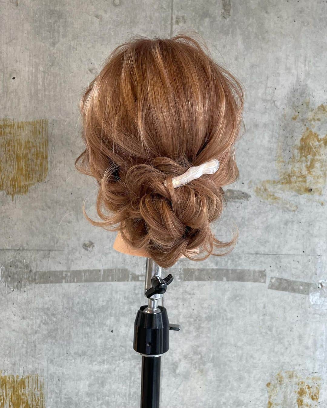 吉田達弥のインスタグラム：「まとめアレンジ✨  動画の方がわかりやすいですね🎥  #ヘアアレンジ　#カット　#ヘアカラーベージュ  #ミントカラー  #レイヤーカットロング  #おくれ毛　#編み下ろし  #ヘアアクセサリー」