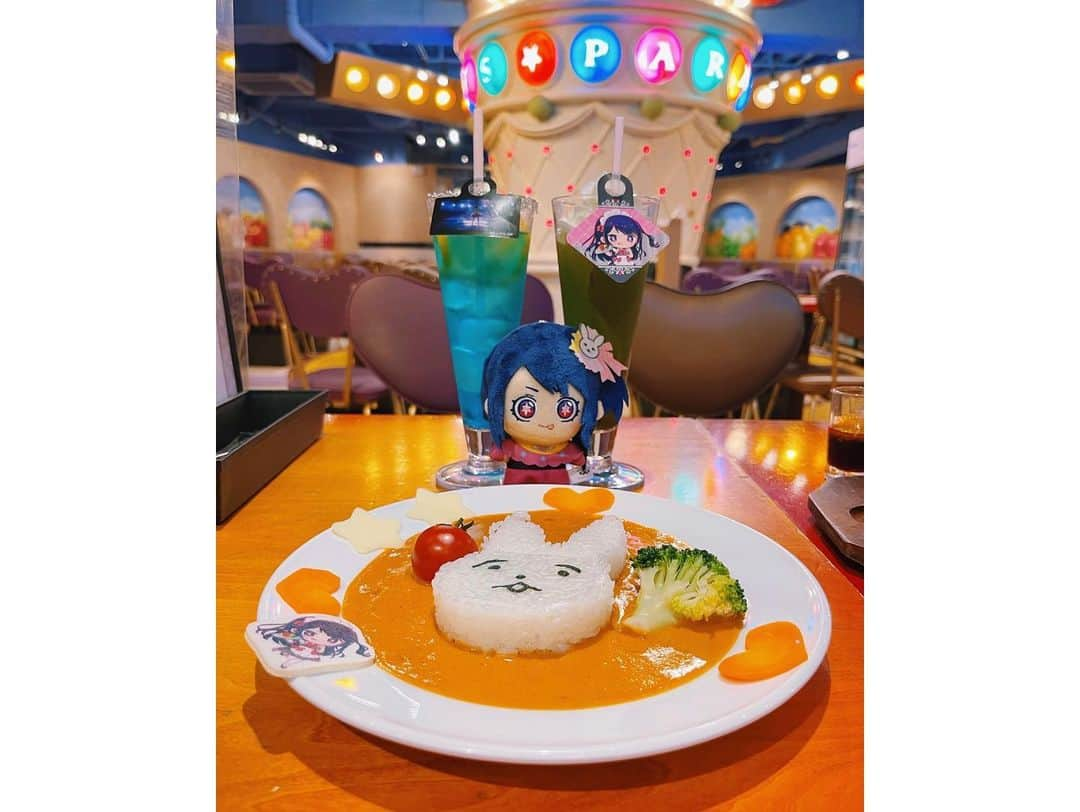 潘めぐみさんのインスタグラム写真 - (潘めぐみInstagram)「🍓アニメ『【推しの子】』× SWEETS PARADISE🍓  ああ！やっといけた！  先日、チーム・推しの子の皆さんとお邪魔してきました！  愛情たっぷりのお料理と空間を堪能！  グッズもゲットしてきたよ！  売り切れのものもあって嬉しい悲鳴でした🤭  ブラインドのブロマイドや、缶バッチも、それぞれゲットして、楽しくトレードしたよ🥳❤️  スイパラさんとご来店いただいた皆様に感謝を込めて・・・  等身大パネルには、それぞれのサインを！  全キャラのパネルには、キャストの皆さんをはじめ、アカ先生、メンゴ先生、平牧監督、ちゃお助監督、キャラデザの平山さんのサインも✌️  スイパラの皆さん、親切にめぇいっぱいご対応いただき、ありがとうございました！  東京は、5/31まで開催予定！  全国7店舗で開催中なのですが、店舗ごとに期間が違うとのことなので、お気をつけて！  星野家のみんなの写真を何枚か撮らせて頂いたのだけど、それがべらぼうに可愛かったので、何処かで上がってたら見てみて🤭」5月27日 20時15分 - han_meg_han