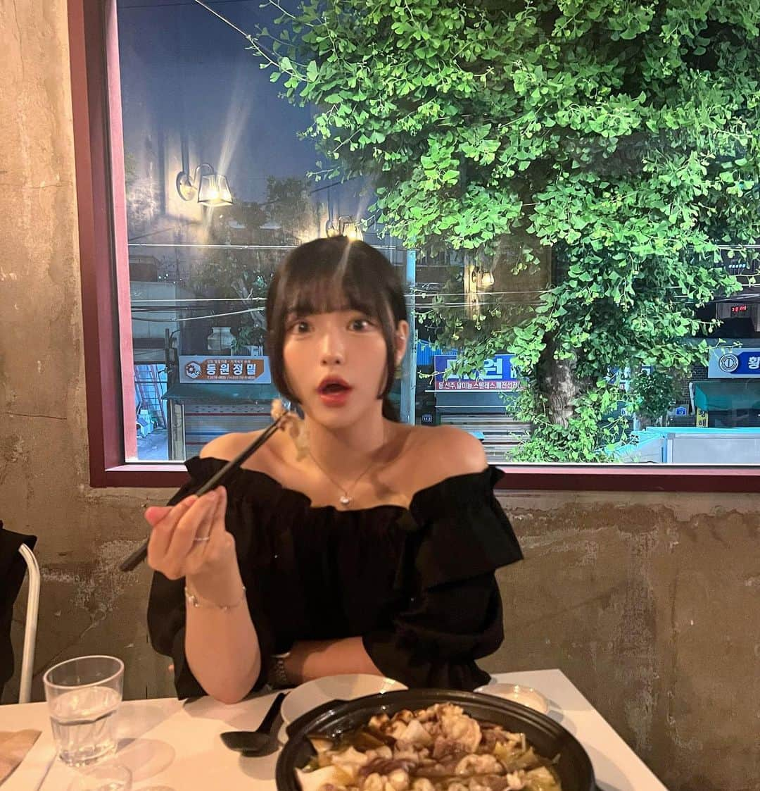 イ・グムヒのインスタグラム：「저 은행나무 노란색되면 또 와야지🌳💫  あのイチョウの木が黄色に染まったらまた来よう✨」