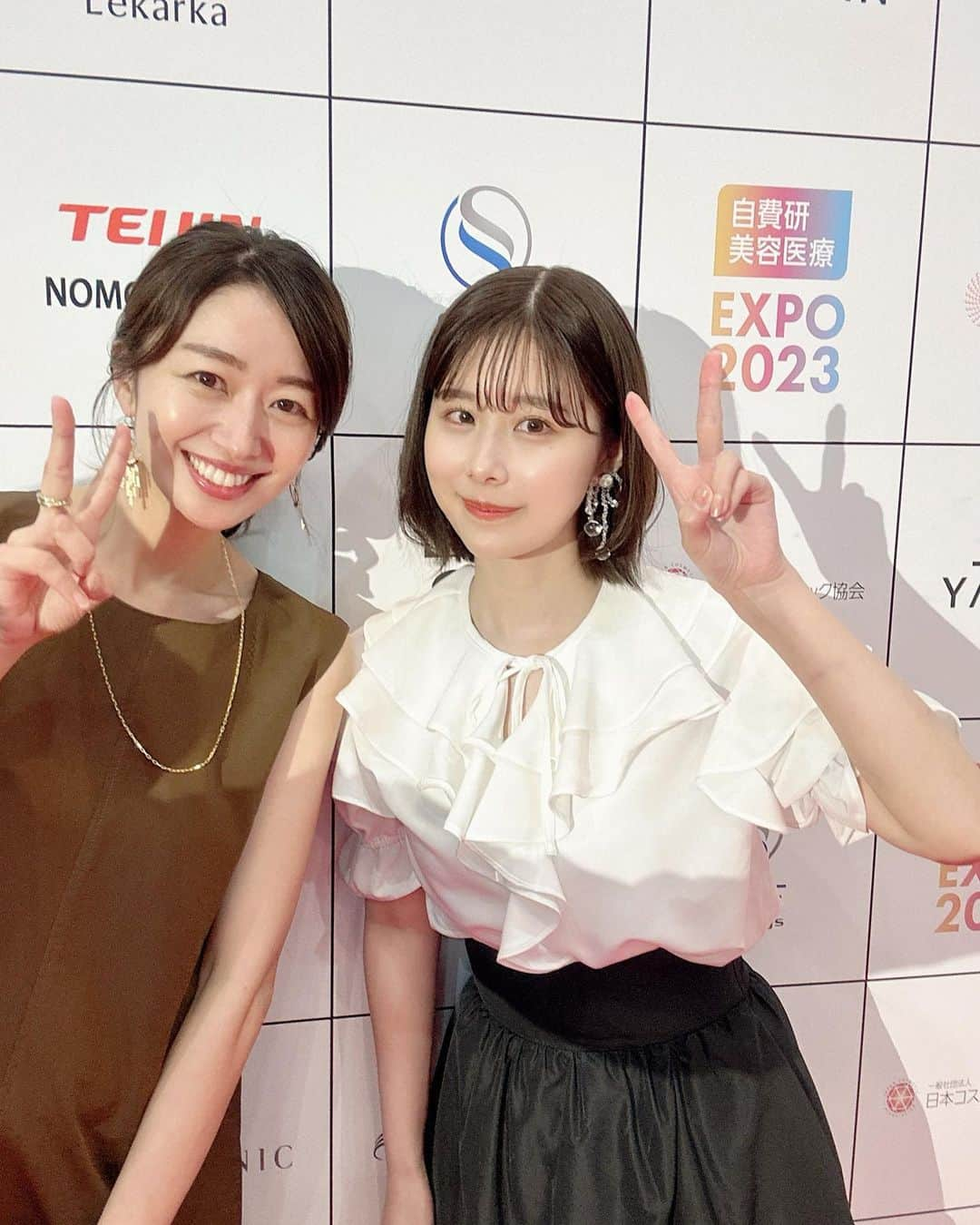 香山ひとみのインスタグラム：「本日、大阪のグランキューブで行われました 「自費研 美容医療EXPO 2023」 @biyouiryouexpo  にて、 タレントの有村藍里さん 美容ジャーナリストの天野佳代子さん のスペシャルトークショーの司会を務めました🎤✨  まずは有村藍里さん。 @arimuraairi  前回に引き続き２度目でした☺️ 会うほどに引き込まれるオーラのある魅力的な方✨  “美容整形の公表”や、 “妹は有村架純さん”といったキャッチーな話題の印象が大きくって、 惑わされてしまう人も多いと思うんだけど、 藍里さん自身はとにかく穏やかで、一歩ずつの方に感じています✨ 「納得して決めた事はやり通す強さ」がわかるお話の数々は是非一度聴いてほしいし、 著書「 #1mmでも可愛くなりたい。 」は是非読んでほしい📚  丁寧で嘘のない考えや発言がとっても魅力的なんです✨ 口数も決して多くないですし、 たまにちょっと“引きこもる🧸”笑。 でもそんな藍里さんの個性やマイペースさや優しさに、 会う人みんな虜になるんだろうな🥰🌸 んで、ほんとーに柔らかな雰囲気で可愛い。  美容と切り離しても藍里さんそのものに、 大きな魅力があるのですが、 でもその魅力や個性を出すには、 少しの勇気や自信がないとだせない。 美容にはそんな自信を与えてくれる可能性があるんだと改めて感じました✨  藍里さん、本当にありがとうございました☺️💕  長くなってしまいましたので、 天野佳代子さんからのお話はまた次の投稿に書きたい✍️✨  今日は演者さんスタッフさん、 本当に素敵な方々と会えて、 胸がいっぱいの日です！  #美容医療EXPO #美容医療EXPO2023 #自費研 #自費研美容医療 #有村藍里 さん  #トークショー #司会 #MC」