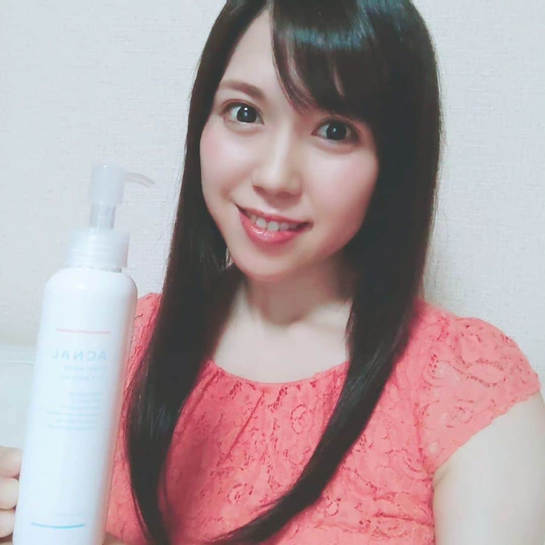 瀬戸マドカさんのインスタグラム写真 - (瀬戸マドカInstagram)「ツルん✧⁠◝⁠(⁠⁰⁠▿⁠⁰⁠)⁠◜⁠🧼 · 仕事用の濃い目メイクも、ピンク色のオイルで楽にスルン落ち💗  #acnal #アクナル #ピンクハーブクレンジング · 楽してツルん✧⁠◝⁠(⁠⁰⁠▿⁠⁰⁠)⁠◜⁠✧落とすケアも大事🍀#ダブル洗顔不要 なところも楽チンpointです👍✨ · · 🏠💆‍♀🛀ホームは楽チンな事＆お肌に優しい事＆ツルん効果→日々続けられる◝⁠(⁠⁰⁠▿⁠⁰⁠)⁠◜⁠✨ · · · · #ホームケア #マナラ #マナラクレンジング #姉妹ブランド #ニキビクレンジング #ニキビケアクレンジング #クレンジングオイル #角栓ケアクレンジング #提供 #スキンケア #美容 #beauty #beautyskin #skincare」5月27日 20時16分 - madokaseto