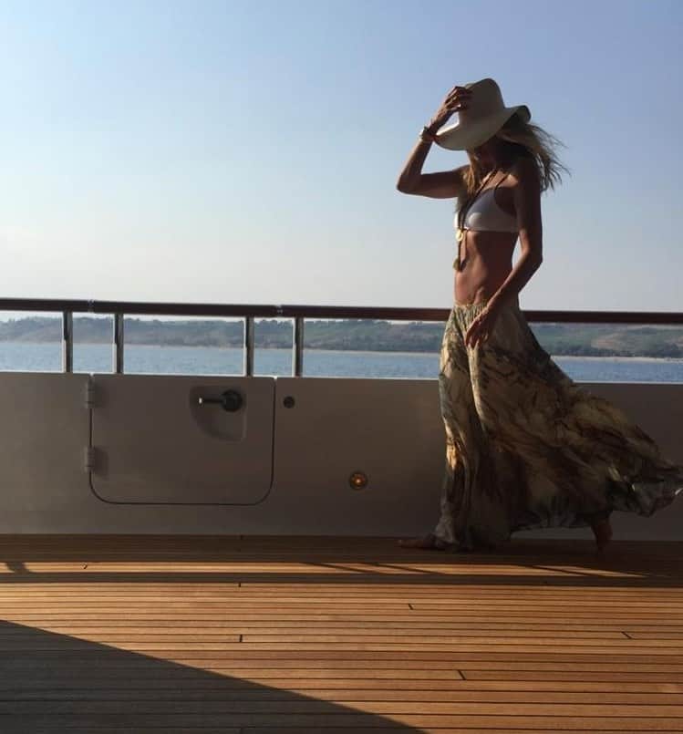エル・マクファーソンのインスタグラム：「Today, I am in awe of my body’s wisdom, grace and strength. I’m so passionate about being well and how this can affect the whole of your life and how you experience it.  At the link in bio, I share the 4 things I do everyday for my body. @welleco」