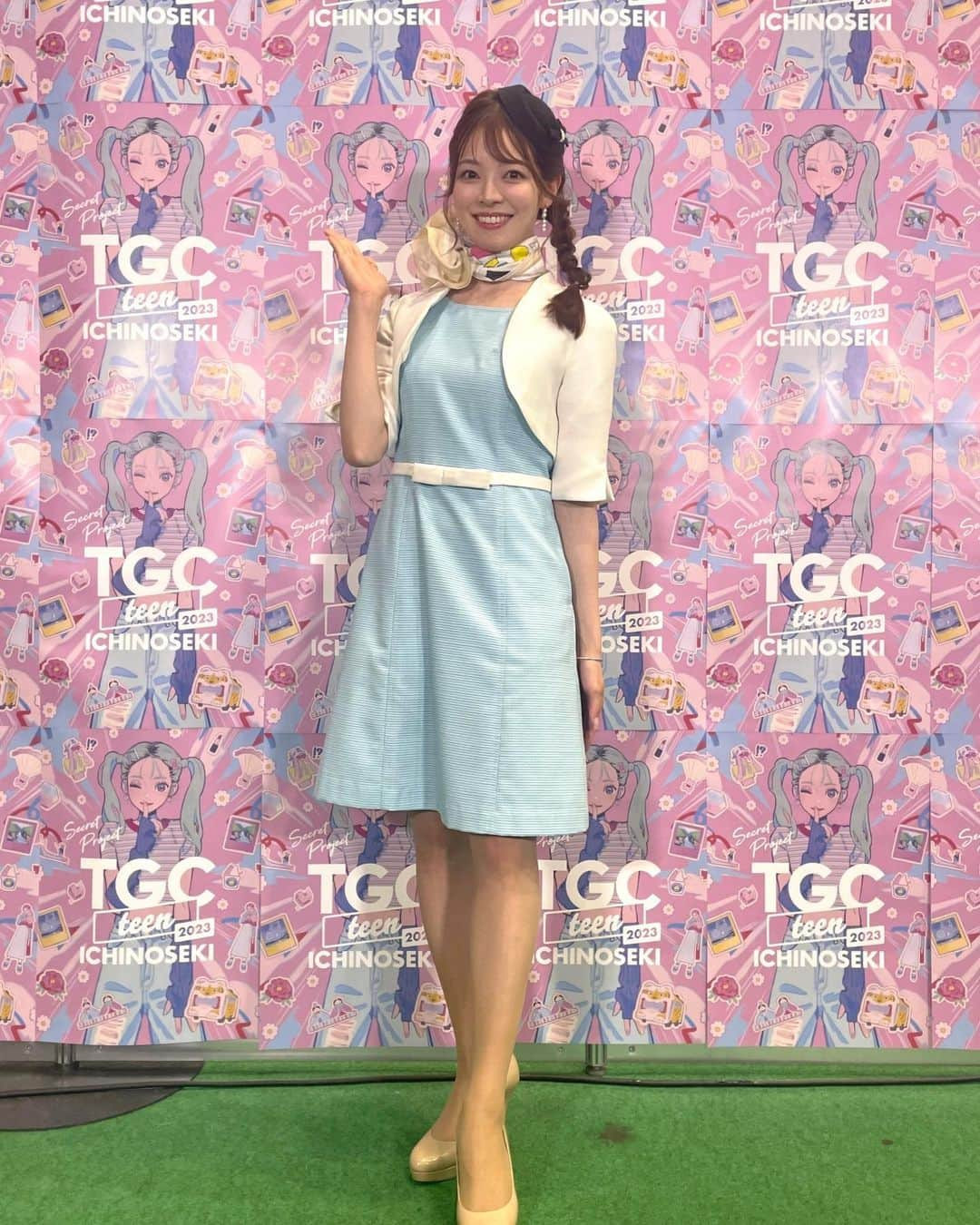 三宅絹紗のインスタグラム：「🎀🩵 TGCteen ICHINOSEKI 2023の サプライズ企画で なんとサタファンのステージが…！✨ 河合さん、久慈さんと 一緒にバスガイド三宅も出演しました🚌笑  ティーンみなさんの笑顔が キラキラ輝いていて とっても眩しかったです🤩  TGCteenをプロデュースする東京ガールズコレクションは大好きで 高校生の頃、何度も観に行っていたので あの憧れの舞台に出演できて 嬉しかったです🥹💕  会場には 芽ちゃん(西島アナ)も来ていて 一生懸命、取材がんばっていました😚💘  今日の様子はYouTubeから アーカイブ配信も見られるそうです🔥  #tgcteen#tgcteenichinoseki#サプライズ企画#サタデーファンキーズ#サタファン#いわバス#一関市#いわて#めんこいテレビ#西島芽#三宅絹紗」