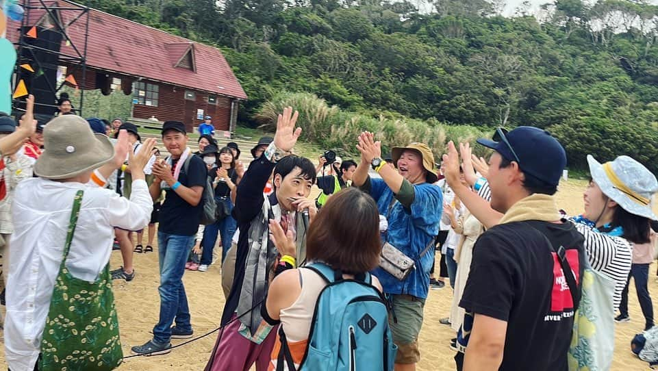 堂島孝平さんのインスタグラム写真 - (堂島孝平Instagram)「ライヴ中に海へ出たの初めてで興奮した。ありがとうSUP(サップ)。ありがとう唐津シーサイドキャンプ！ #唐津シーサイドキャンプ #SUPに乗せてくれたお兄さんありがとう」5月27日 20時20分 - dojima_kohei