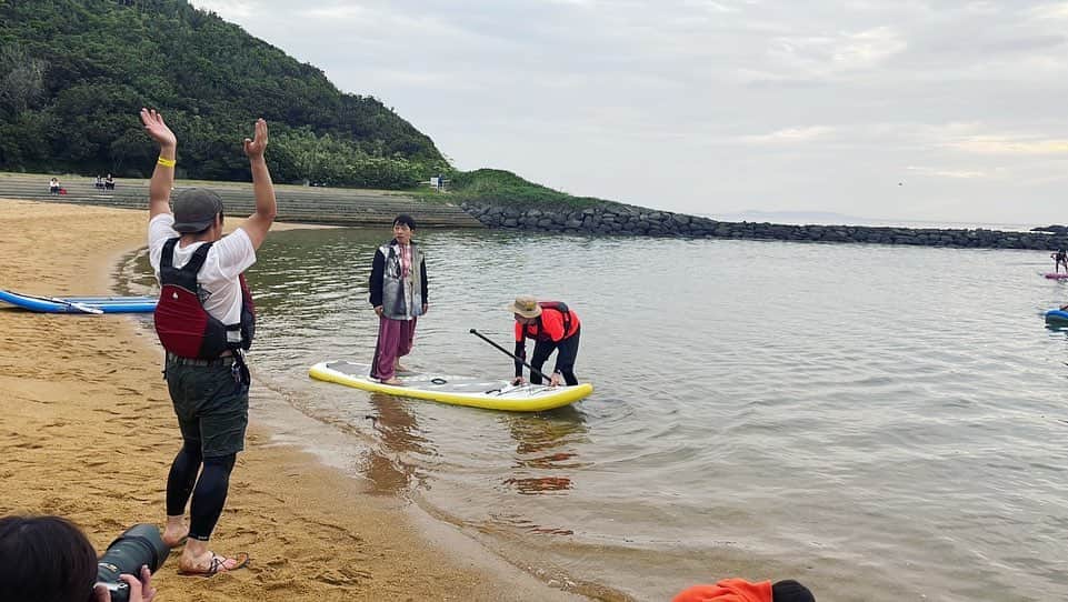 堂島孝平さんのインスタグラム写真 - (堂島孝平Instagram)「ライヴ中に海へ出たの初めてで興奮した。ありがとうSUP(サップ)。ありがとう唐津シーサイドキャンプ！ #唐津シーサイドキャンプ #SUPに乗せてくれたお兄さんありがとう」5月27日 20時20分 - dojima_kohei