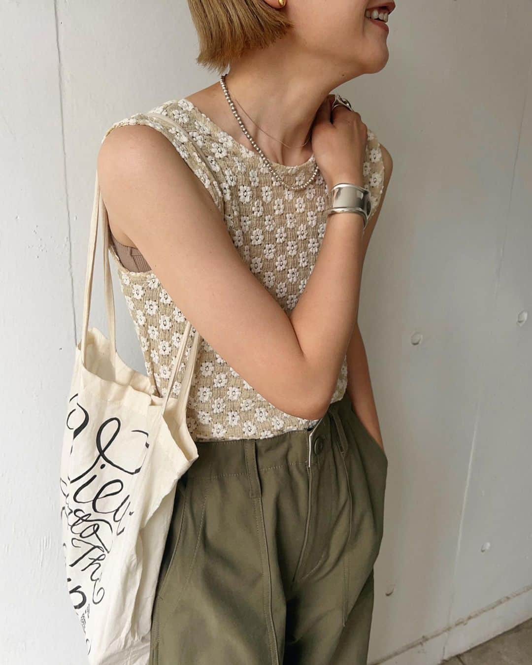 川島幸恵さんのインスタグラム写真 - (川島幸恵Instagram)「🌼🌼🌼 ⁡ 待ちに待ったカーブベイカーパンツとシャーリングフラワーノースリーブカットソー🥰 ⁡ 夏はこんな感じで、小さめトップスとボリュームボトムのバランスが気分です♩ ⁡ ⁡ #SHENERY_official #tops #pants #sandals #SHENERY #necklace #maisonno8 #bangls #tiffany #fashion #styling #ベイカーパンツ #夏服コーデ  #ハイトーンカラー #ハイトーンボブ #ハイトーンヘア  #ボブヘア #ミニボブ」5月27日 20時21分 - sachie118