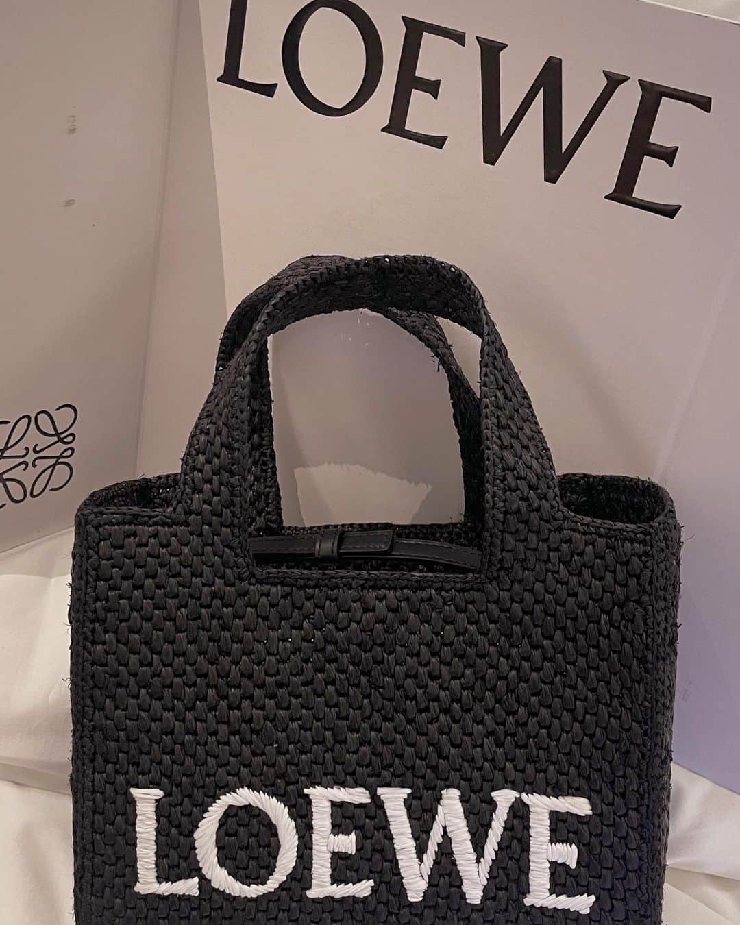 鈴木愛美さんのインスタグラム写真 - (鈴木愛美Instagram)「: 𝐋𝐎𝐄𝐖𝐄 𝐛𝐚𝐠. @loewe   ƝEW ƖƝ♡✴︎゜ Loewe's first bag 🫰🏾🖤  #loewe #loewebag #newin #bag」5月27日 20時22分 - x.manya.x
