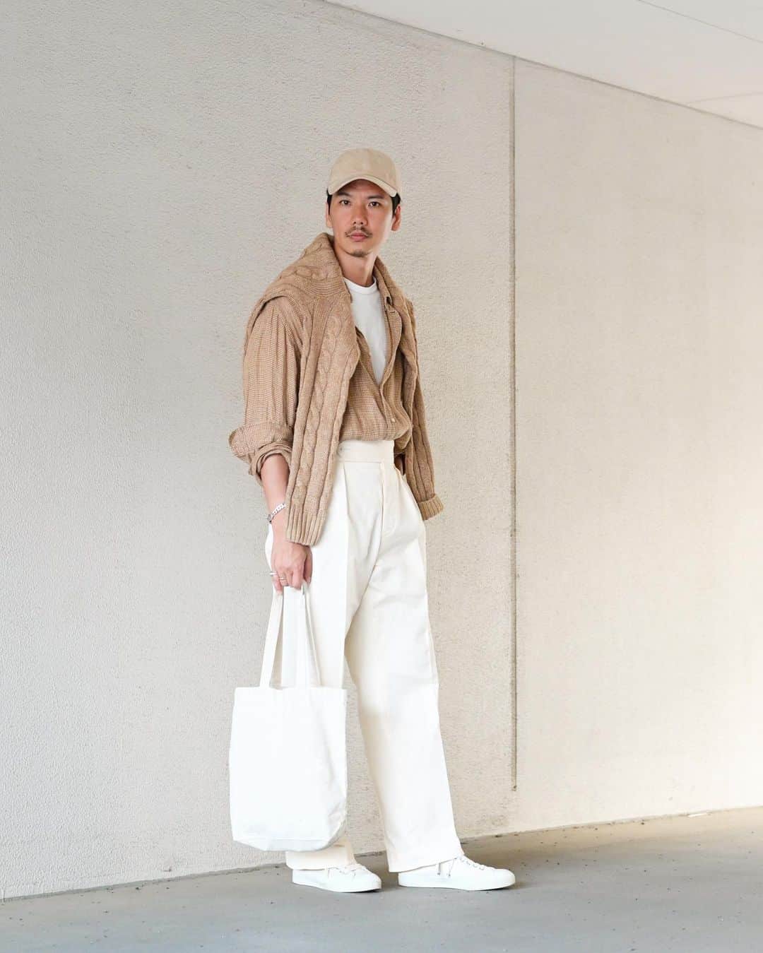 Shuhei Nishiguchiのインスタグラム：「"Just Effortlessly,Naturally"◀︎◀︎◀︎7pics ただ気取らず、自然に。 ファッショナブルなのもいいけど、 自分自身が自然に居られるスタイリングをすることが大切だと思います。  【ITEM】 Shirt： @poloralphlauren  T-shirt： @beams_f  Trousers： @tangent.clothing_official  Shoes： @r.c.a.footwear  Watch： @cartier 80's Cap： @helen_kaminski  Knit： @poloralphlauren   #mensstreetstyle #mensclothing #vintagefashion #vintagewatch #mensweardaily #spezzatura #outfitmen」