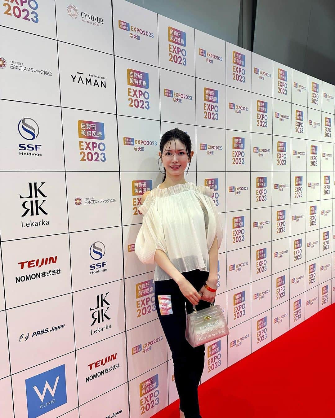 のインスタグラム：「💄 大阪グランキューブで開催された "美容医療エキスポ" @biyouiryouexpo に参加してきたよ😽💕  たくさんの美容医療メーカーさんやドクターズコスメ、美容クリニックが出展してて わくわくしながらブース巡りしてた🛍️ 人気の肌診断機の撮影や美容クリニックの先生に直接カウンセリングしてもらったりもできて 有益すぎて、もはや他の人に教えたくないレベルだった😂  3枚目がいただいたプレゼント🎁 嬉しすぎる〜〜🤍🤍  ゲストにMattさん（ @mattkuwata_official2018 )や友利新先生（ @aratatomori )、有村藍里さん( @arimuraairi )が来られてて 皆んなそのまんまだし、顔ちっちゃくて肌綺麗で❣️眼福👀  Mattさんに影響されて、レカルカも買っちゃいました…🌿（4枚目） ・CFセラムアドバンス ・ステムブライトエッセンス の2点購入したよ😽 おまけでローションもいただけた🫢🎁 良かったら次はミストとパウダーも買うって決めてる🥹❤️  特に私が今回周って気になったのは ☑︎ジャンマリーニ ☑︎腸活 ☑︎エクソソーム  美容医療が発展してから 肌だけではなくって全身、細胞レベルからアプローチするっていう考え方に変わってるなとしみじみ🤔 スキンケアも、レチノール攻め時代から肌を育てる、守る派が増えている印象👀  普段はエンビロンやゼオスキン使って攻めが多いけど たまには肌を守るに徹していこうと決めた😤  楽しかったし新しいことたくさん知れたから来年もあったら絶対行く💋  美容オタク炸裂して長文すみません😵‍💫  .  #大阪#美容医療 #美容医療エキスポ#美容医療EXPO#美容クリニック#梅田#難波#心斎橋#大阪イベント#グランキューブ大阪#インスタグラマー#美容好き #レカルカ#lekarka #美女#美人#スレンダー#スナイデル#snidel#モデル撮影#撮影モデル#アパレルモデル#広告モデル#モデルさんと繋がりたい#美容好きな人と繋がりたい #japanesegirl #うぶバング #modelsearch #asianmodel #asiangirls」