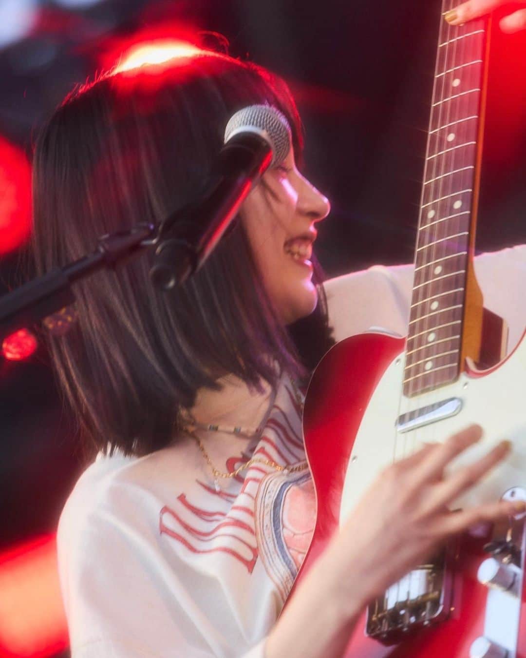 のん（能年玲奈）のインスタグラム：「昨日の森道市場のステージ、本当に楽しかったありがとう。 脳みそのプリントTシャツがすっごい気に入ったよ。  けいさん、しょーこさん、タカトンさん、がかっこよくてうわーって血が巡った。  足の具合はとても良いのでご心配ねぐ。  来てくれたみんなありがとー！タオル持ってくれたり、三毛カリゲットしてくれてたり、ギブスコールに応えてくれたりとっても楽しかった。 またライブで会おう！  Photographer: @kentarominami_  Styling: @izumimachino Hair&Make up: Shie Kanno  #森道2023 #森道市場」