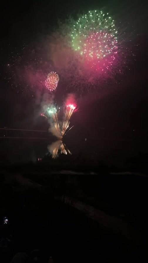 山人のインスタグラム：「錦秋湖湖水まつりの花火打ち上げ、想像以上に最高でした🎆 45分間、あっという間におわってしまいました...。 たくさんの方にご覧いただきありがとうございます！来年はぜひ西和賀町で直接見にいらしてください！  #初夏 #花火 #錦秋湖 #岩手県 #西和賀町」