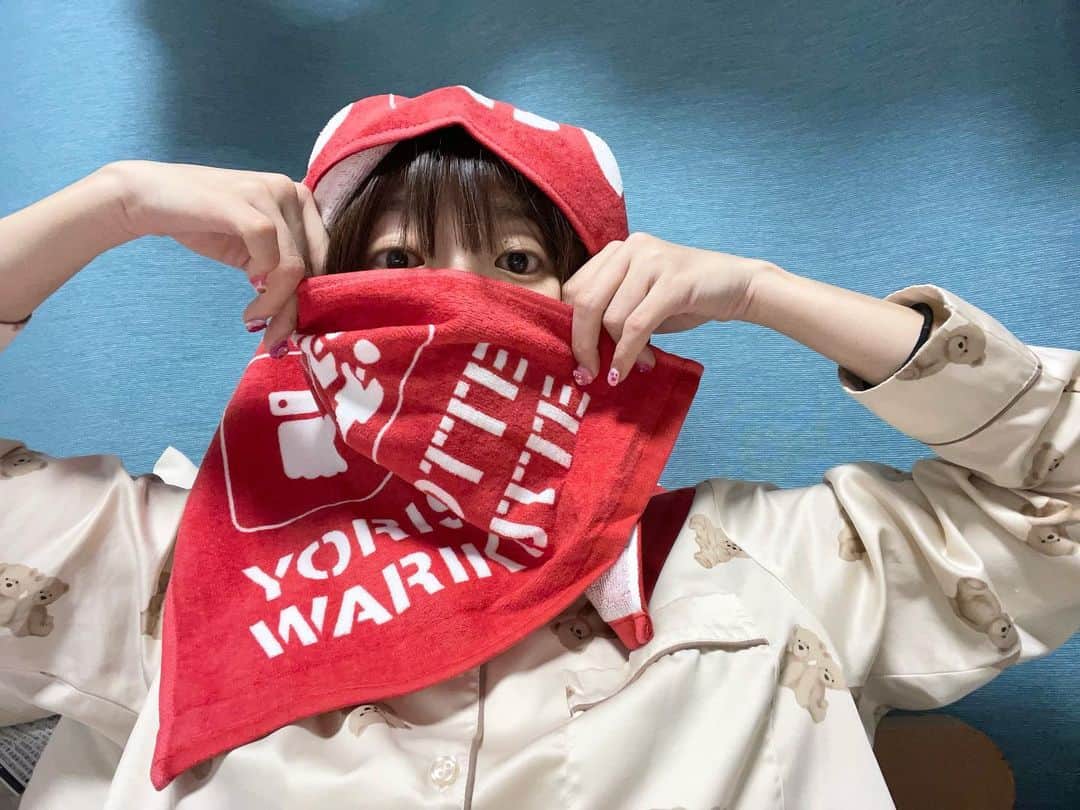 ぱいぱいでか美のインスタグラム：「飯塚さん&ちんたくさん&地元の親友 お誕生日おめでとうございます㊗️ . 東京03さんの単独公演「寄り添って割食って」のタオル🎈 今日は #こねくと 曜日パートナーお隣同士な飯塚さんと！ 今夜の生誕イベント呼んでくれたお友達のちんたくさんと！ 中1で歪んでしまった性格を中2の時に出会って円やかにしてくれた大親友の！ トリプルバースデー🎂🎂🎂✨✨✨ 好きな人間の誕生日かたまりすぎている！ めでてーーーーーーーー！ というわけで代表して(?) 飯塚さんから頂いたタオルのお写真です！ 単独公演グッズめちゃ可愛くてTシャツもこの前着たからまた載せます🫶🏻 . #happy birthday 🤍🤍🤍 #寄り添って割食って #でか美ちゃん」