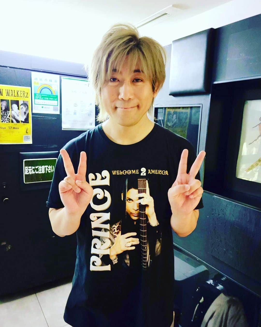 Shinnosukeのインスタグラム：「昨夜のライブ後に片付けてたら撮ってくれた（笑） ありがと！  #prince #welcome2america」