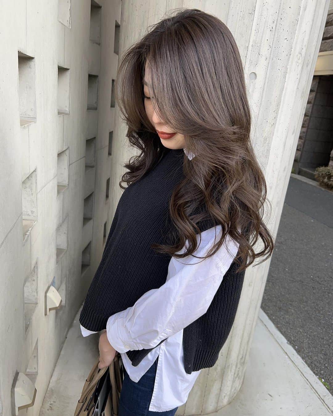 Leverage リバレッジさんのインスタグラム写真 - (Leverage リバレッジInstagram)「@kazuma_leverage →他投稿は こちらからチェック出来ます😌  DM、コメント、インスタからのご新規様のご予約は30%OFFでご案内させて頂きます😊  この夏流行るグレージュ🤎🤍 映えるグレージュつくります☺︎  フェイスレイヤーとハイライトで外国人スタイルです🤭  ✂︎- -初回- -✂︎ cut-¥3850 color-¥6160 highlight-¥6160~ treatment-¥3850~  ☺︎予約受付時間☺︎ 平日　11:00~20:00 土日　10:00~19:00  (定休日　月曜日)  ☆東京都渋谷区広尾5-1-32 ST広尾3F ☎︎03-6721-9578  #ハイライトグレージュ#グレージュ #グレージュカラー#大人グレージ #広尾グレージュ#広尾美容室 #フェイスレイヤー#レイヤー #外国人風ヘアー#大人ファッション」5月27日 20時30分 - leveragenewyork