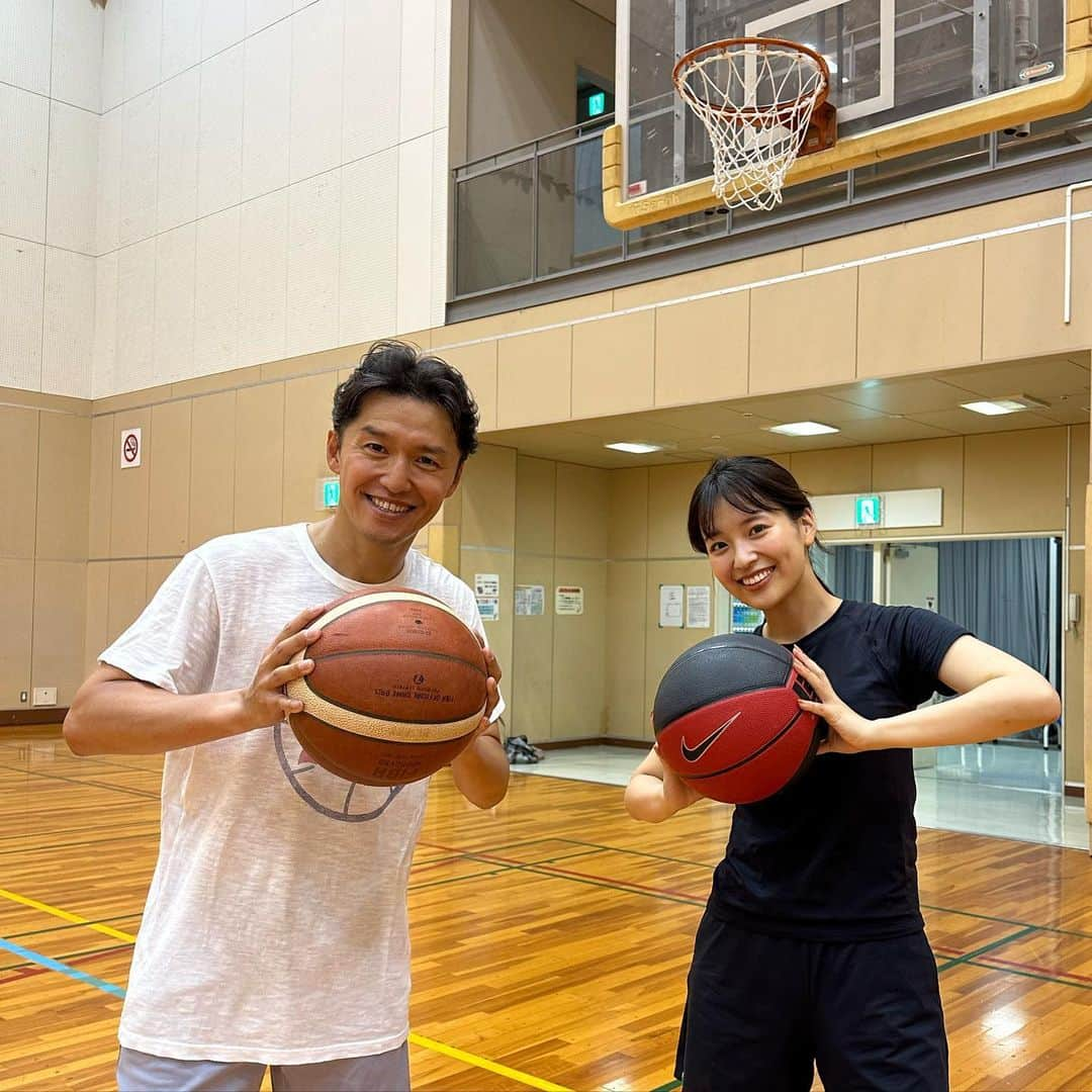 山中真さんのインスタグラム写真 - (山中真Instagram)「・ こー見えて 元バスケ部の2人🏀  先日社内先輩後輩たちと 久々バスケ。  頭ではイメージできてんのに。 スラダンも2回も見たのに。  でも楽しかったー♪  #バスケ部 #mbs #アナウンサー」5月27日 20時31分 - makorine1120