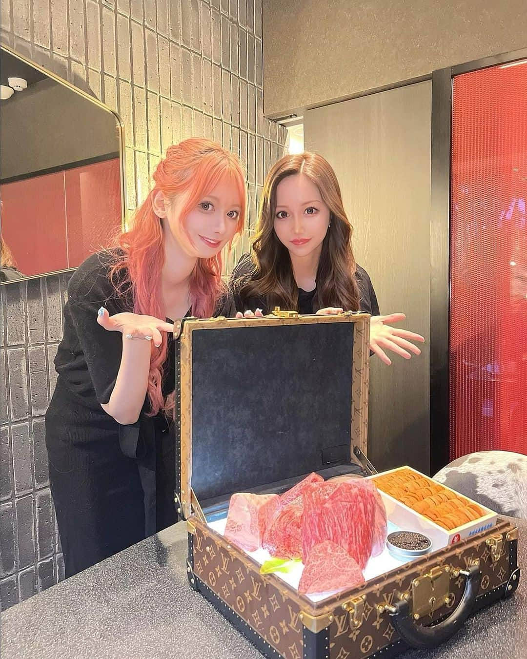 ひよこ先輩さんのインスタグラム写真 - (ひよこ先輩Instagram)「🥩 ゆうめろと @akaushi8 で肉会👭👏 久しぶりにこんな沢山お肉食べて 美味しすぎたし楽しすぎたし幸せだった🥹 またゆっくり会おうね🥰✨ いつも頑張ってて本当にえらい😭🩷✨ . #南青山　#青山一丁目　#あかうし　#焼肉　#女子会　#肉会」5月27日 20時33分 - piyo14ko