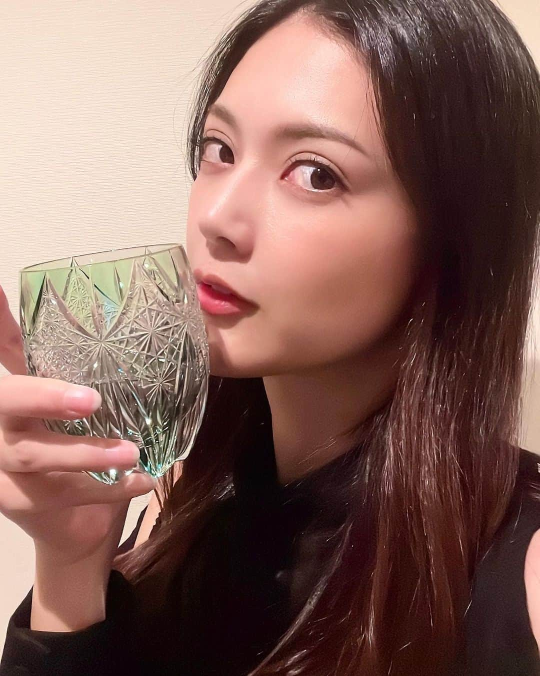 田中道子さんのインスタグラム写真 - (田中道子Instagram)「こんばんは🥳 夏のような暑い日が続きますね〜✨🥰 なんか、年々夏が長くなってるような気がする…🌞気のせいかな笑 最近は、建築見に行ったり解体現場行ったり…外のロケが多いから気をつけなきゃ😭 みなさんも水分ちゃんと摂りましょうね！油断大敵！！   写真で使用のロックグラスは、大胆なデザインと繊細なカットが調和したグラスだよ〜✨🥰   どの面から見ても表情が違って綺麗なの🥳 お酒好きなお父さんへの、父の日プレゼントにも😆👏   #kagami #kagamicrystal #カガミクリスタル #江戸切子」5月27日 20時43分 - michikotanaka_official