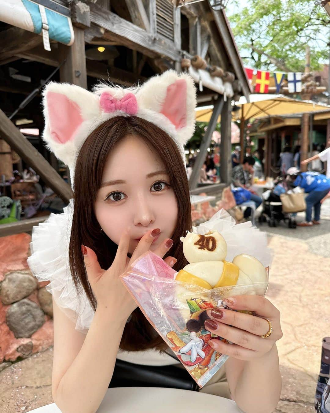 平松可奈子さんのインスタグラム写真 - (平松可奈子Instagram)「ʚ♥ɞTOKYO DISNEY LANDʚ♡ɞ   マリーちゃん🐈🤍🩶  #シュエラテ #tokyodisneyresort #tokyodisneyland #dreamgoround #dreamgarland #disneyresort40thanniversary #disneygram #instadisney #liquem #castel_friend_land #petrel_jp #東京ディズニーリゾート #ディズニーランド #東京ディズニーランド #40周年  #ディズニーグッズ #ディズニーフード #ディズニーリゾート 40周年  #ディズニーランド40周年  #ドリームゴーラウンド #セリーヌ　#ディズニーコーデ」5月27日 20時36分 - 11kanaco14