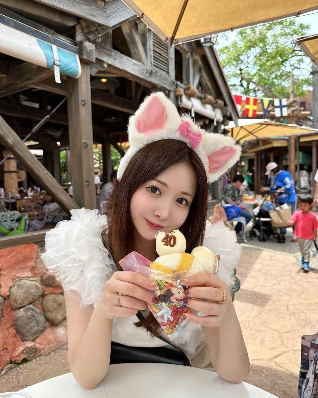 平松可奈子さんのインスタグラム写真 - (平松可奈子Instagram)「ʚ♥ɞTOKYO DISNEY LANDʚ♡ɞ   マリーちゃん🐈🤍🩶  #シュエラテ #tokyodisneyresort #tokyodisneyland #dreamgoround #dreamgarland #disneyresort40thanniversary #disneygram #instadisney #liquem #castel_friend_land #petrel_jp #東京ディズニーリゾート #ディズニーランド #東京ディズニーランド #40周年  #ディズニーグッズ #ディズニーフード #ディズニーリゾート 40周年  #ディズニーランド40周年  #ドリームゴーラウンド #セリーヌ　#ディズニーコーデ」5月27日 20時36分 - 11kanaco14