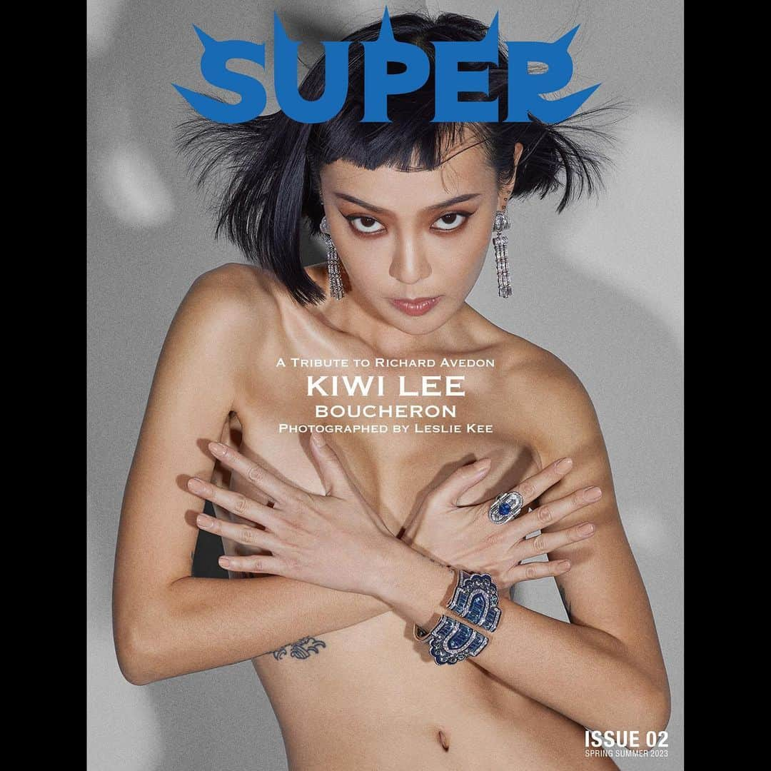 レスリー・キーさんのインスタグラム写真 - (レスリー・キーInstagram)「Super Magazine @supermagazinenyc  ★ 2023SS issue 02★  「A Tribute to Richard Avedon」 Celebrating on 15 May 2023, the 100th Birthday of legendary photographer Richard Avedon !  @avedonfoundation #richardavedon #avedon100 #superavedon #supermagazinenyc #lesliekee   BOUCHERON pays tribute to Queen Elizabeth   KIWI LEE @kiwileehan  JOSHUA VINCENT OGG @joshuavincentogg @momo_vincento   Photographed by @lesliekeesuper  Styling support Bulei Shaw Hair makeup by Liu Hsiao Yu Men’s Grooming by @claveriebenoit  Movie Filmed & Edited by @kevin_pineda_  Photo assistant @edwardkwendt @stanreygrange  Photo Retouching by Fight Club Special thanks @queenellana Location : Boucheron Paris   @x8_gallery @asahi_fashion #kiwilee #boucheron」5月27日 20時36分 - lesliekeesuper