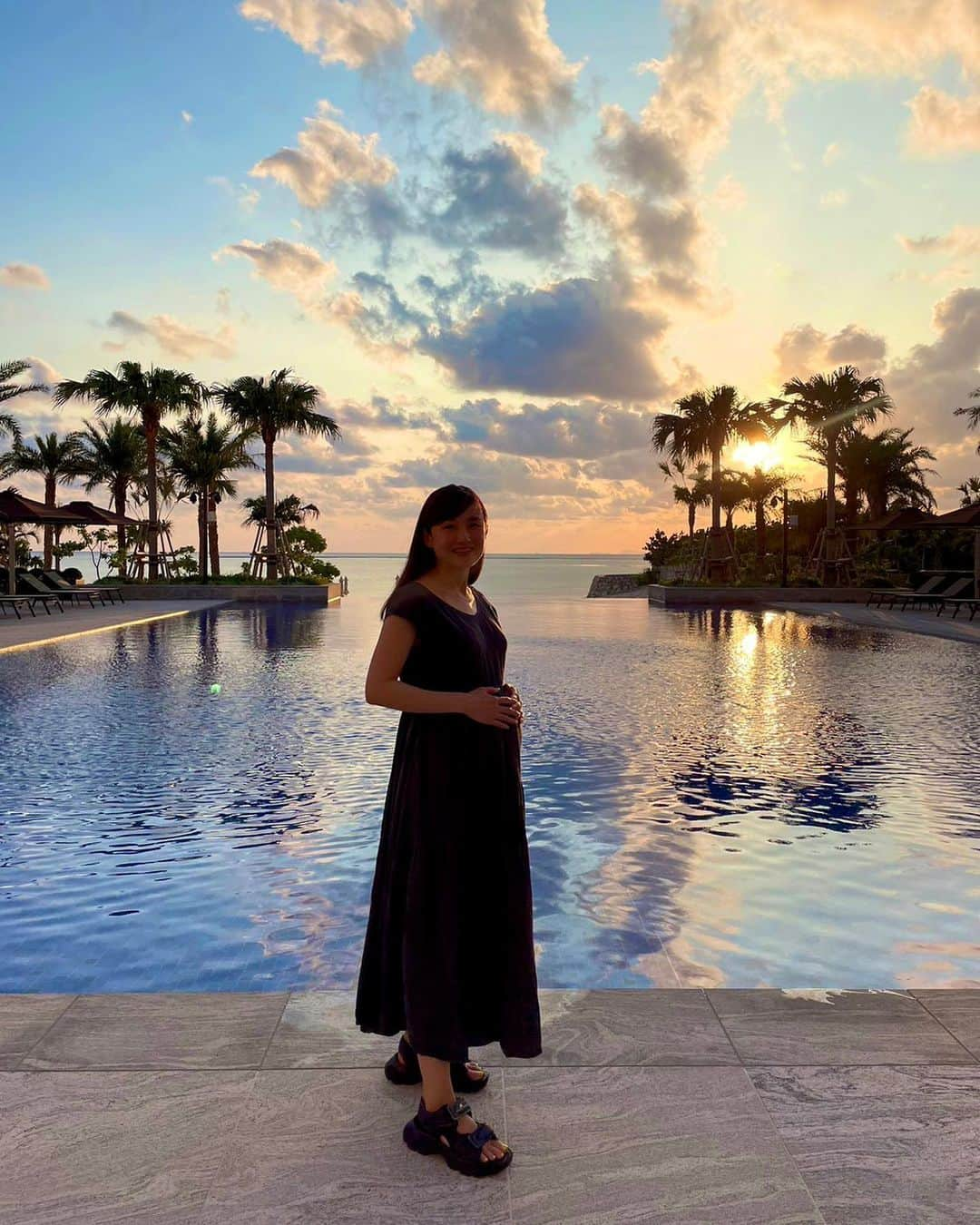 湯田友美のインスタグラム：「那覇 出産前最後の旅は、大切な友達と✈️ #31weekspregnant   育児真っ只中で大変な今だから、友達と過ごすこの時間が必要で、すごくありがたかった。5年後、10年後、落ち着いてからではなく、今欲しかった時間✨  直感で、行く！！と前日に決めた旅でした😆✈️  #友達 #沖縄 #那覇 #8monthspregnant」