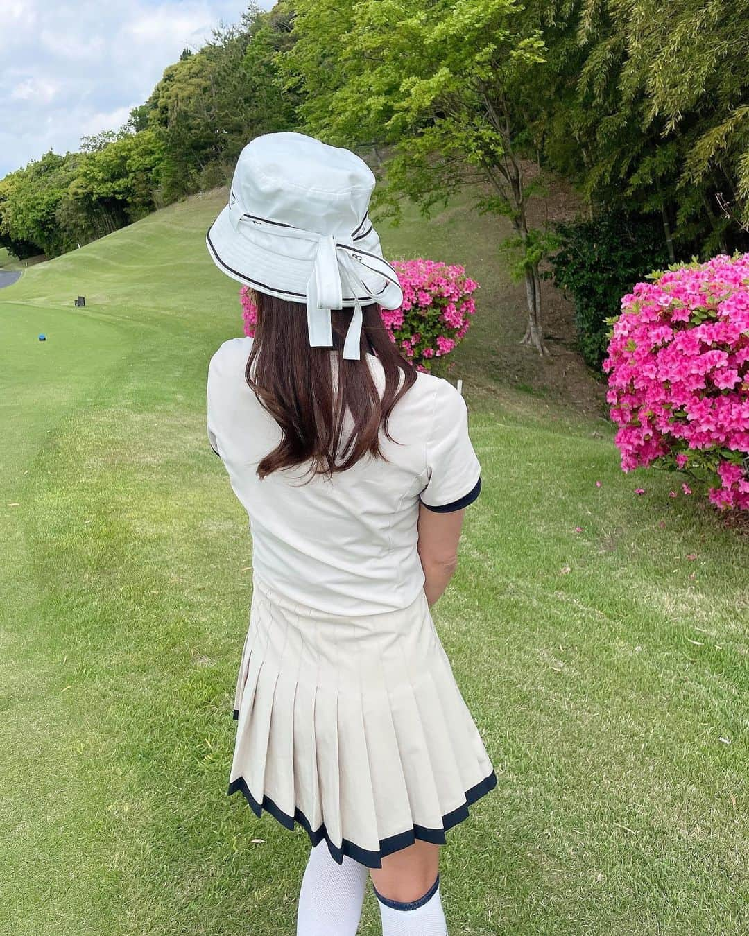 YUKAさんのインスタグラム写真 - (YUKAInstagram)「@amis_golf のゴルフウェア🤤 これまたライン綺麗で着やすい🤍 最近ベージュにハマってます🧡 ⁡ 来週ゴルフ沢山入っとるのに雨予報続きますねー☔️😭 てるてる坊主作らんと〜🥹 ⁡ この日は @sakuyako_golf 先生とでした〜⛳️ ⁡ #ゴルフ好き #ゴルフ #ゴルフラウンド #ゴルフ女子 #ゴルフ上手くなりたい #ゴルフスイング #ゴルフスイング動画 #ゴルフコーデ #ゴルフ男子 #ゴルフ好きな人と繋がりたい #ゴルフバカ #ゴルフ好きな人と仲良くなりたい #ゴルフウェア #おしゃれさんと繋がりたい #お洒落 #スポーツ好き#フィラゴルフ #filagolf #golf #vg_fashion #golfstagram #golfwear #golfgirl #golfswing #골프여자#골프스타그램 #골프 #골프웨어」5月27日 20時40分 - golf_yuka3405